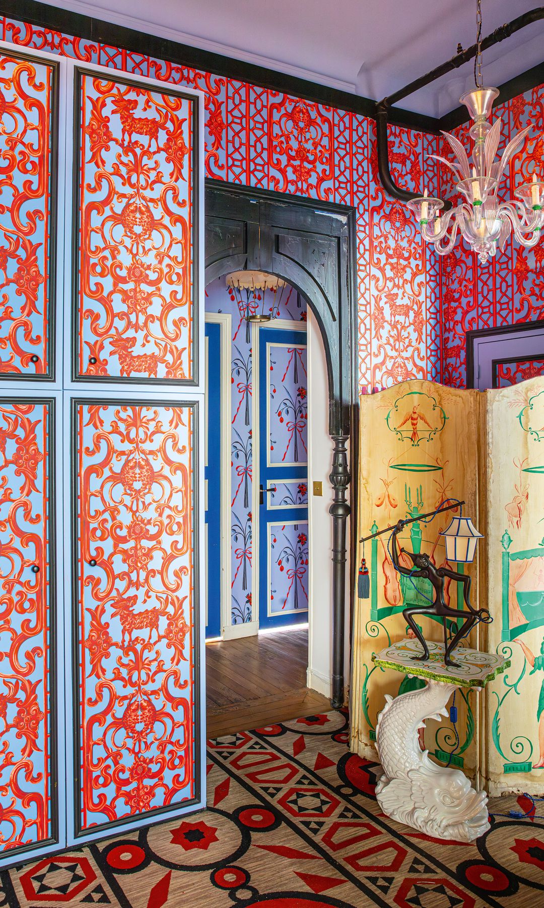 Paredes decoradas con "Xanadu", un papel pintado espectacular.
