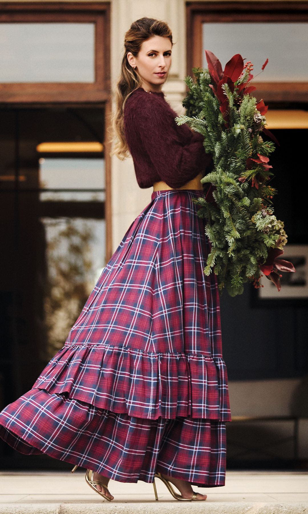 La princesa italiana porta una corona de adviento con un "look" muy navideño: falda de cuadros escoceses de Nina Blanc, jersey de Max Mara, cinturón ancho de VSB Joyeros y sandalias de Lili & You, que combina con unos pendientes de Jose Luis Joyerías y una gargantilla de Perodri