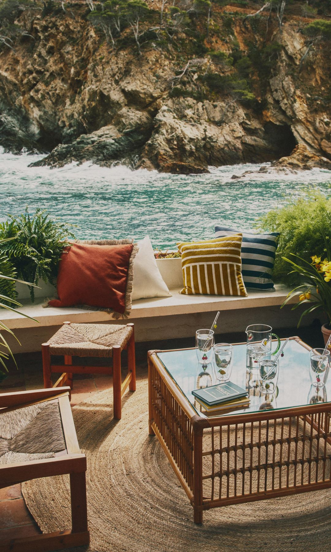 Terraza con textiles y accesorios de LEFTIES Home