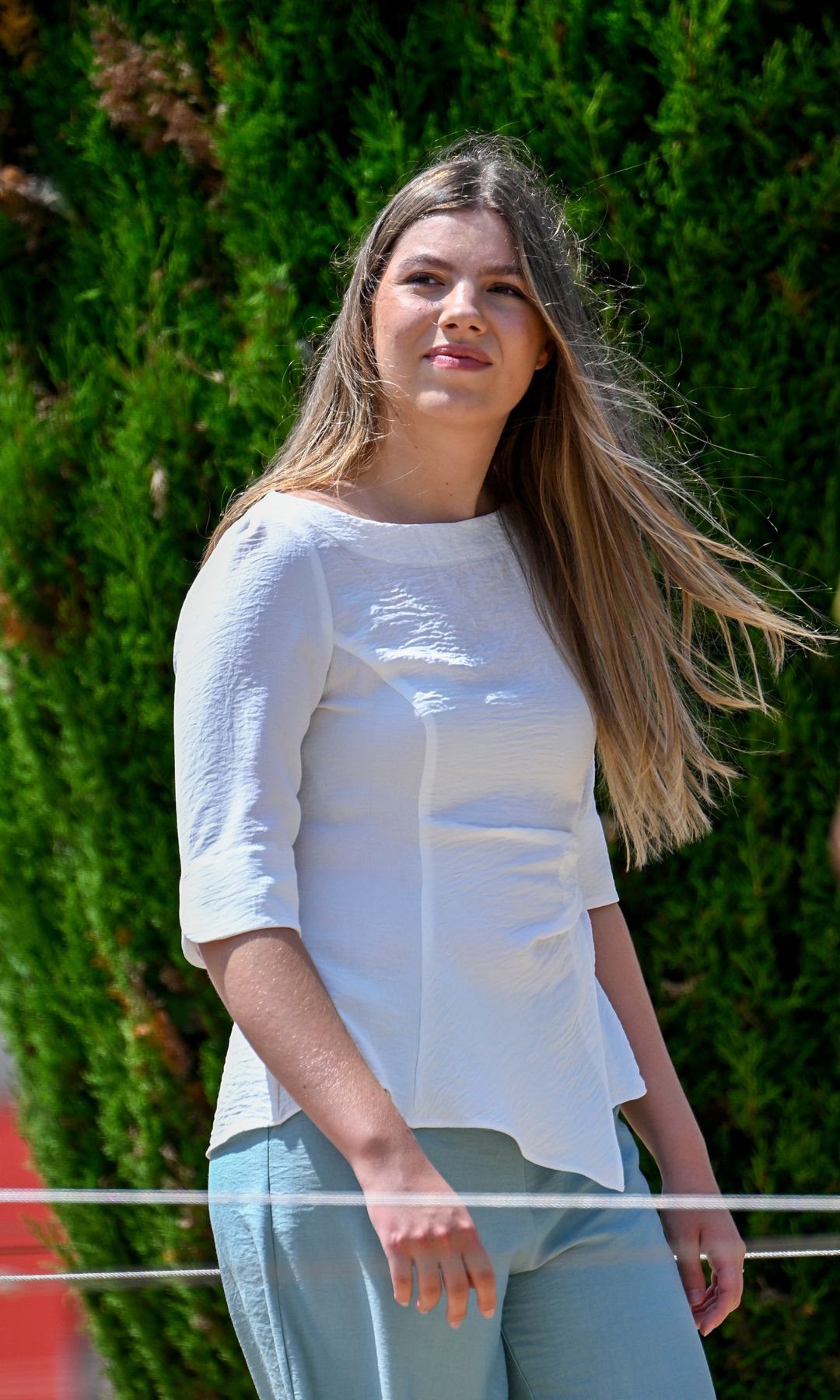 La infanta Sofía vuelve a marcar cintura con su top blanco de estilo geométrico y rinde homenaje a la reina Letizia con su anillo
