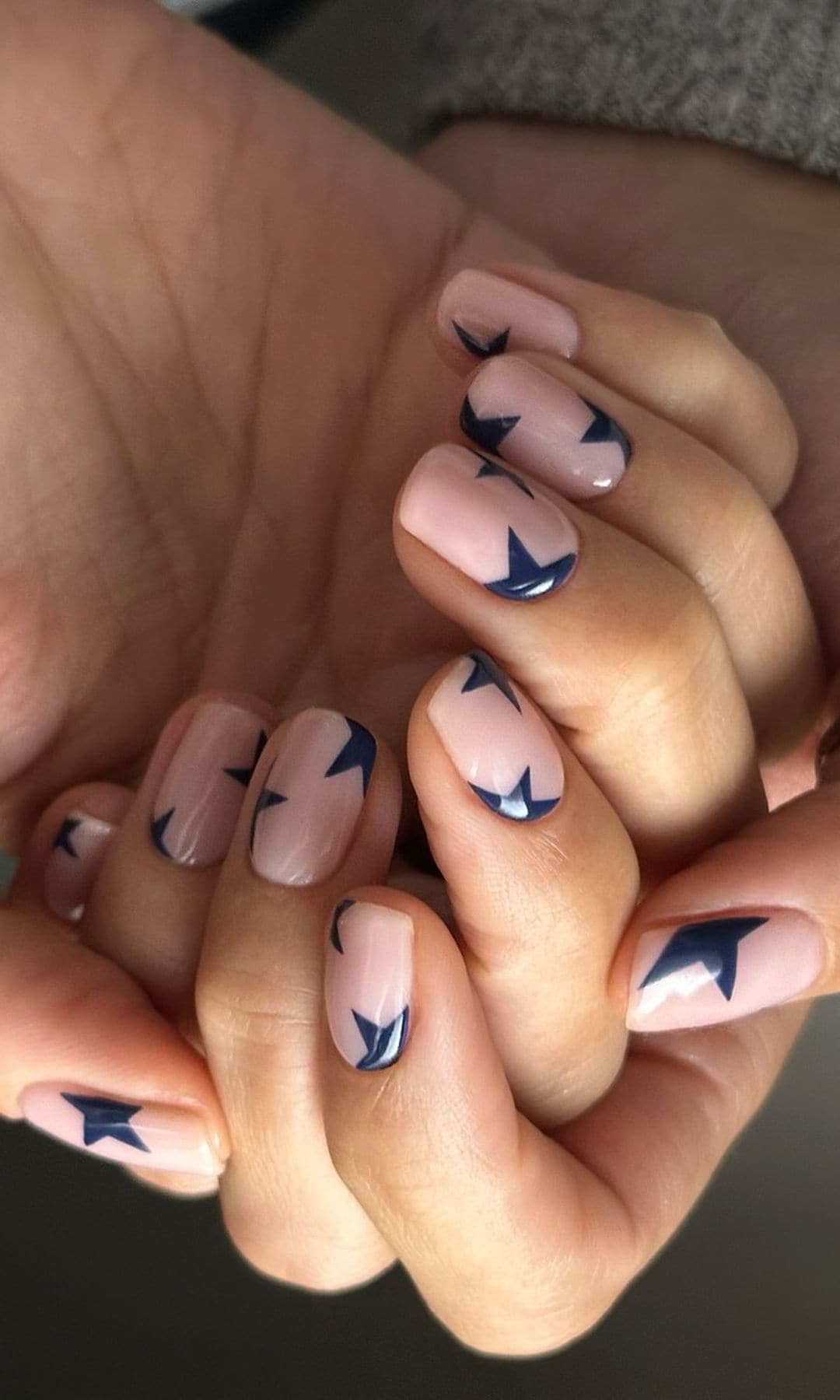 Manicura de estrellas azules