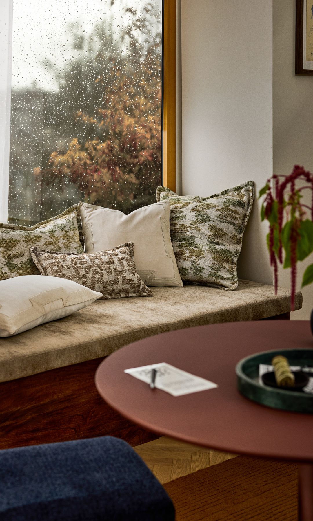 Rincón con banco delante de la ventana