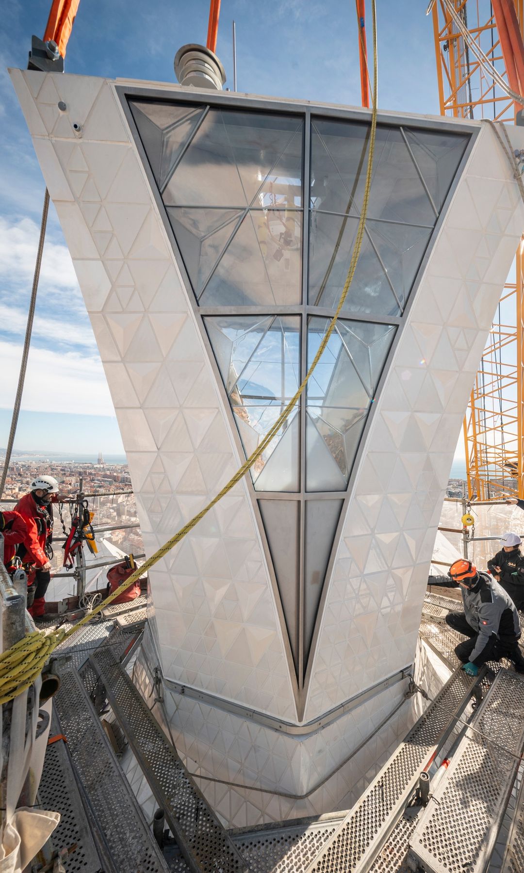 Coronación de la torre de Jesús, de la Sagrada Familia, lo que convierte a la basílica de Barcelona en la iglesia más alta del mundo, con 172.5 metros
