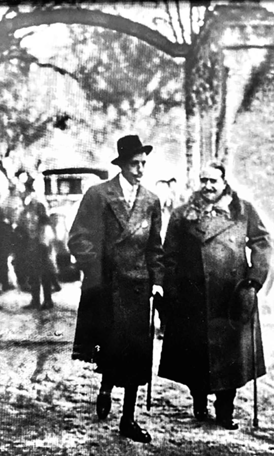 Fotos del archivo familiar: El rey Alfonso XIII caminando junto a Rodrigo de Figueroa