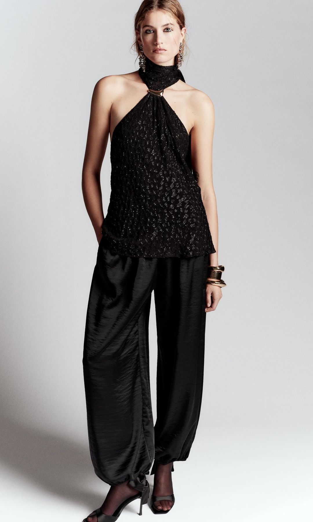 Pantalón bombacho satinado negro, de Zara