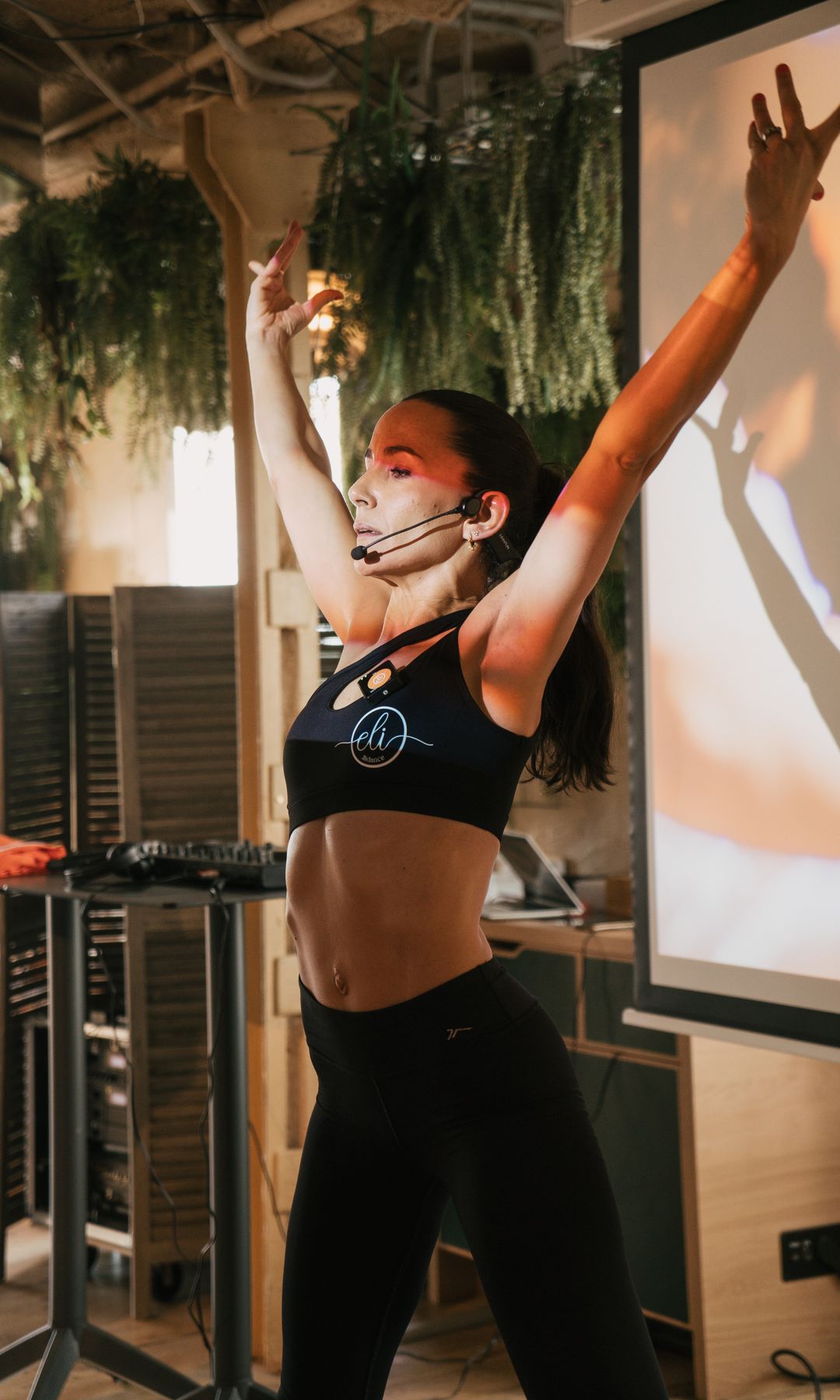 Elisa Díaz estirando