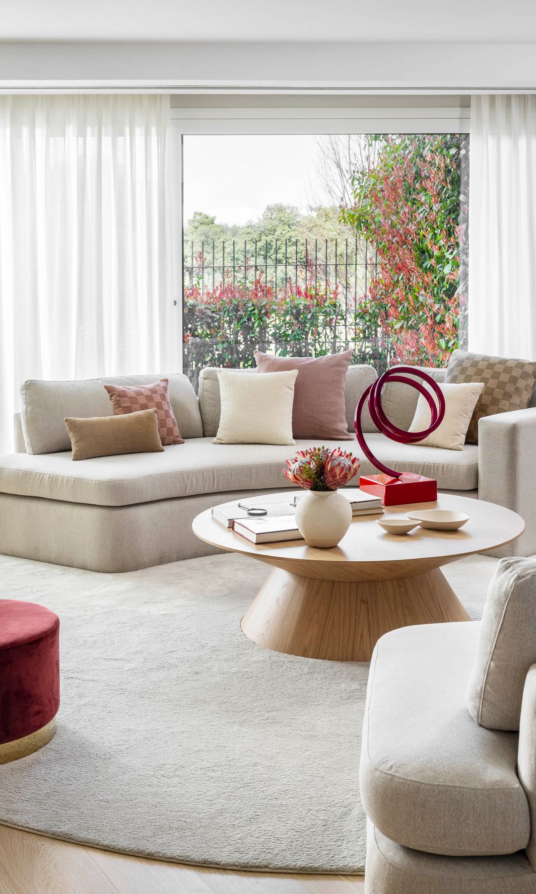 Salón con gran alfombra circular