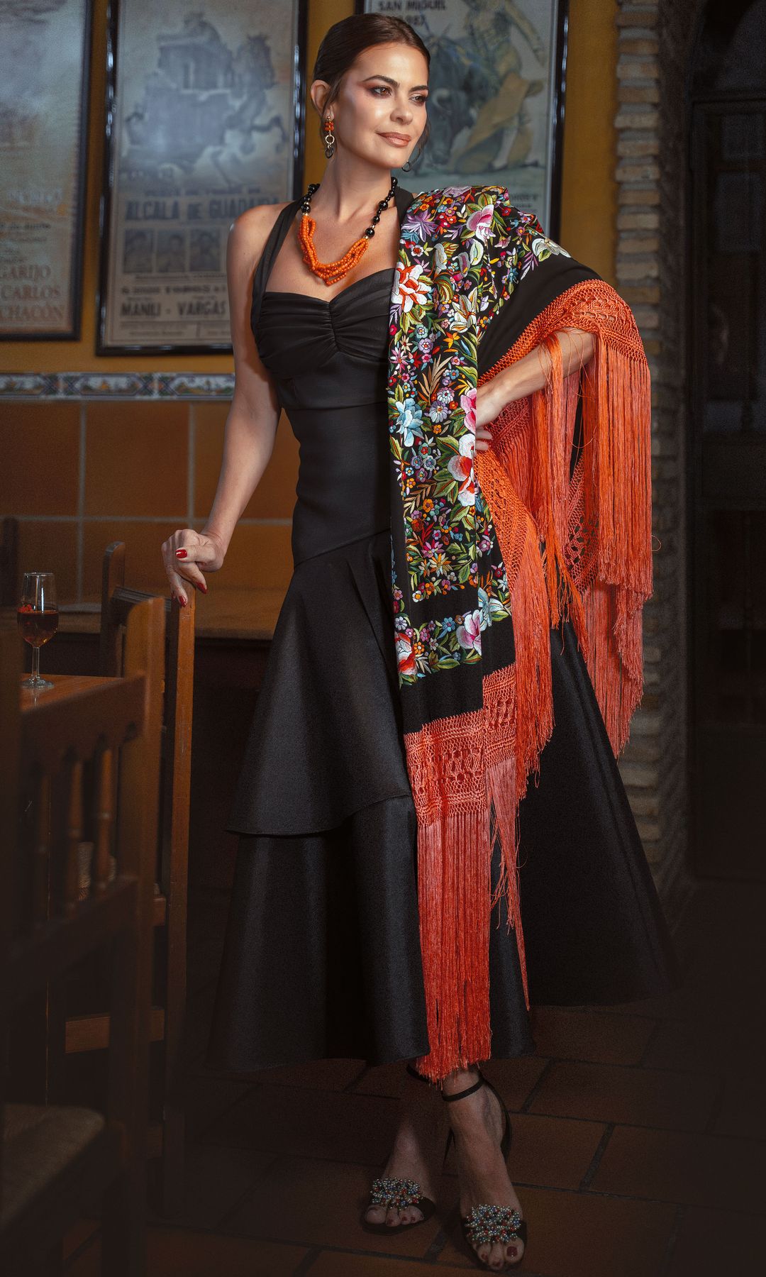 María José Suárez, vestida de sevillana, durante una sesión fotografiada 
