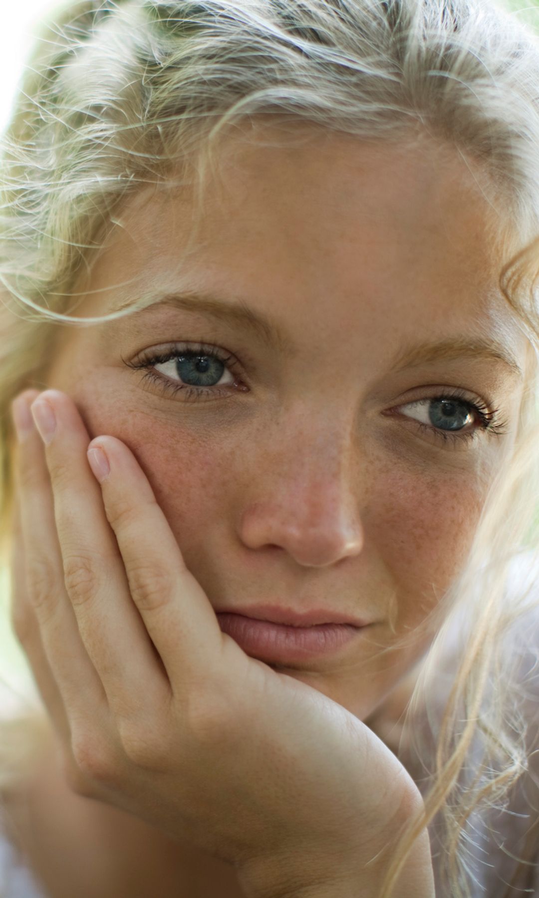Mujer pensativa con cara triste