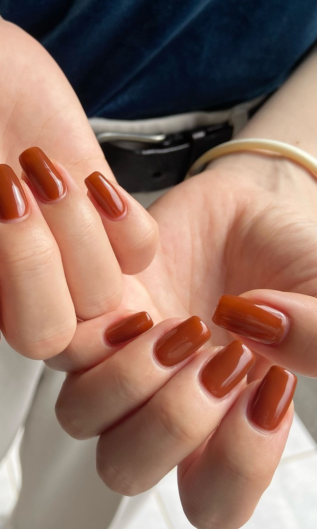 Manicura en color caramelo