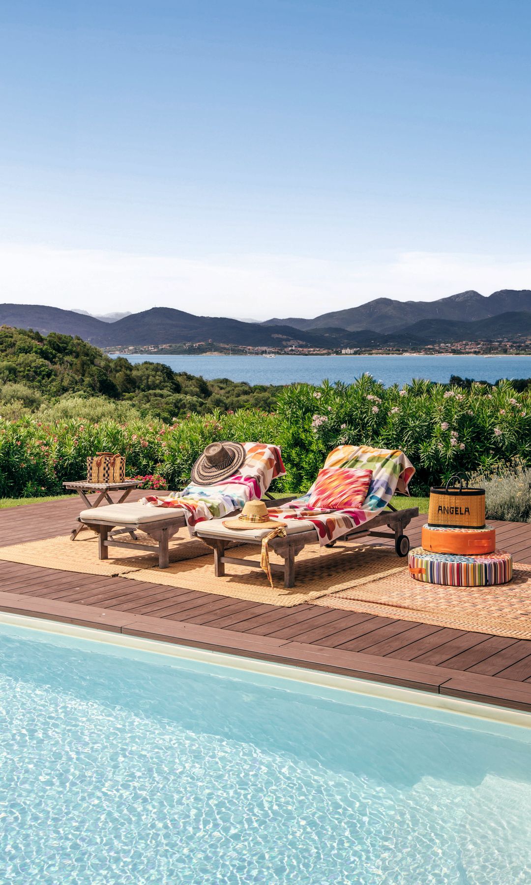 Vistas de la piscina, con pufs de Missoni