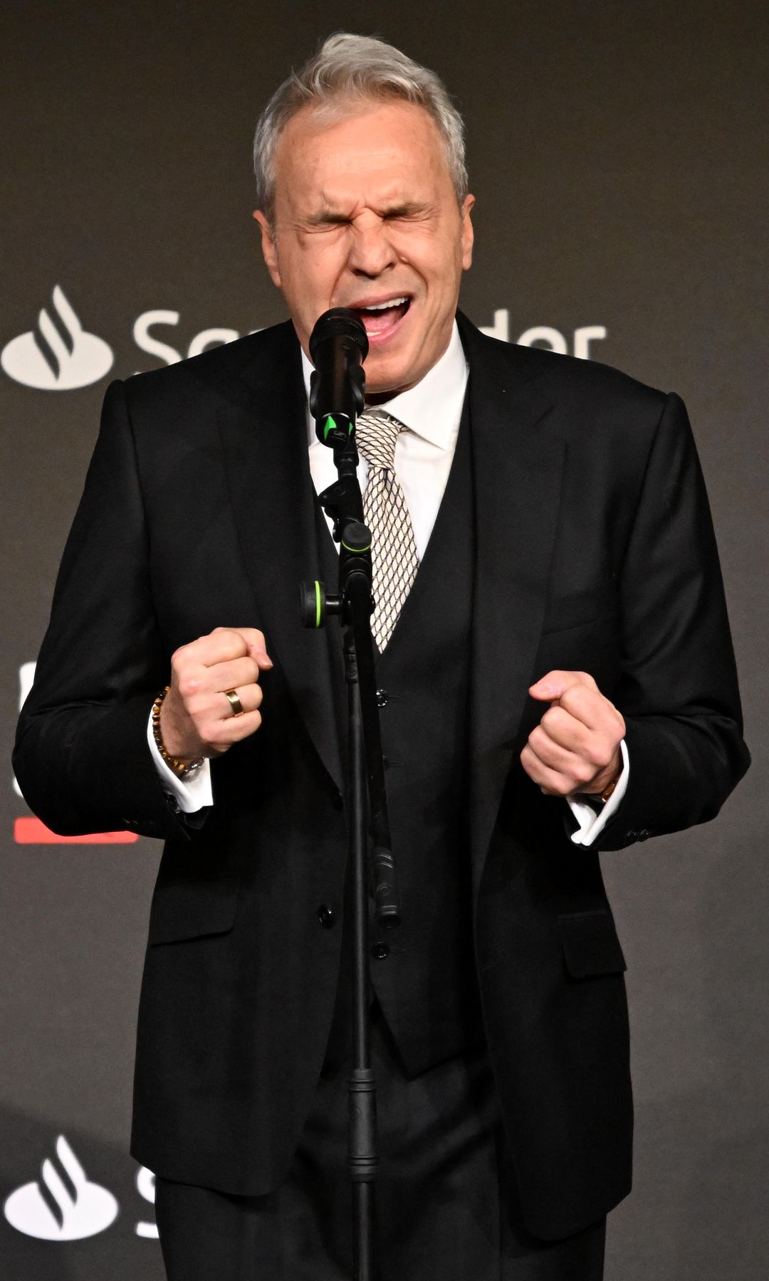 David Summers, durante la entrega de los Premios Zenda 2024-2025 en la Real Fábrica de Tapices (Madrid, 13 de enero de 2025), un evento que reconoce la labor literaria, editorial y el fomento de la lectura 