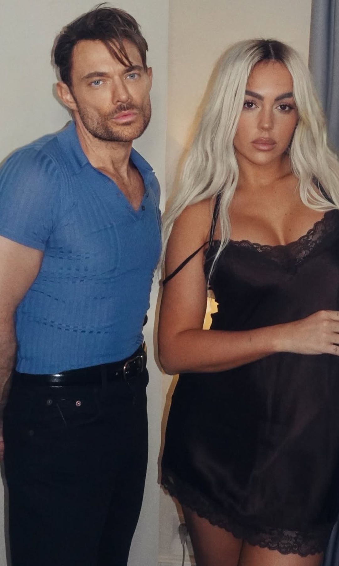 Georgina con su estilista capilar, Dimitris Giannetos.