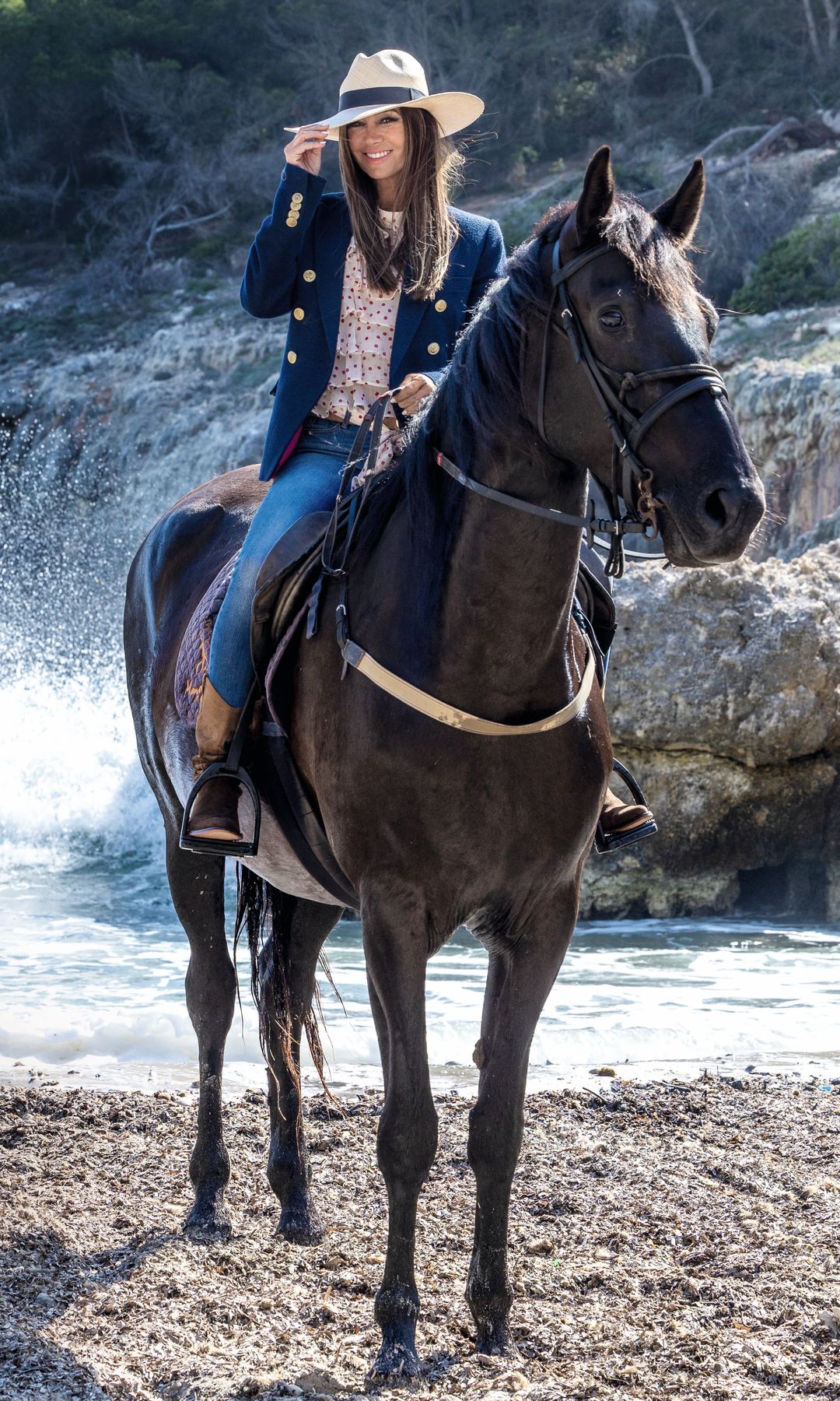 Marta González con su caballo en uno de sus lugares favoritos en Mallorca