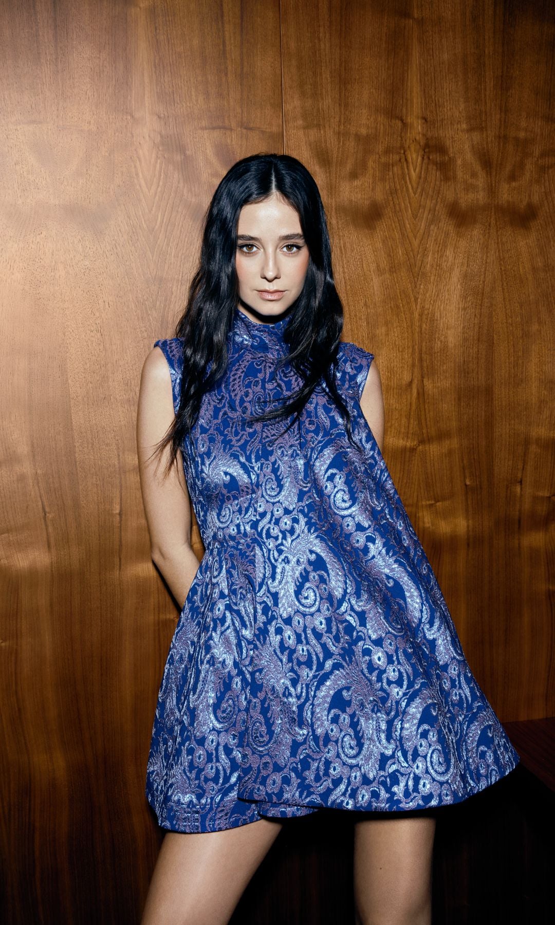 Victoria de Marichalar posando para ¡HOLA! con vestido azul de Louis Vuitton