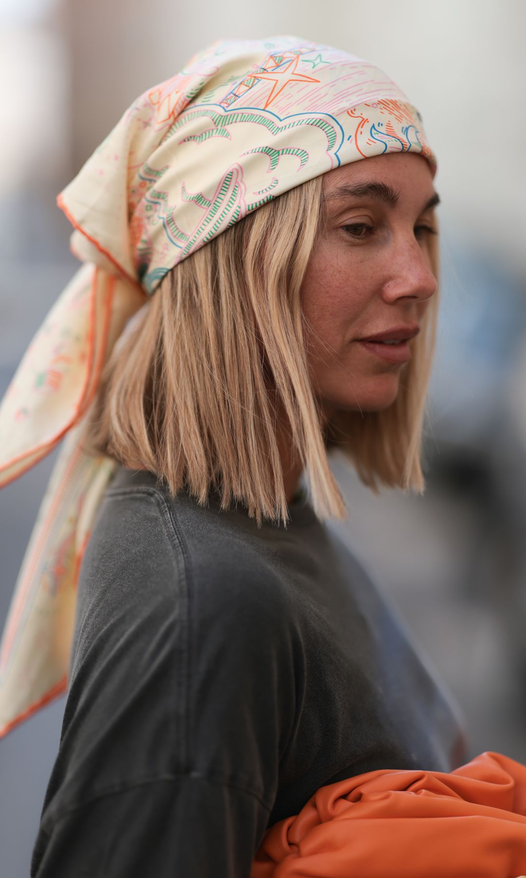 Mujer con pañuelo sobre la cabeza