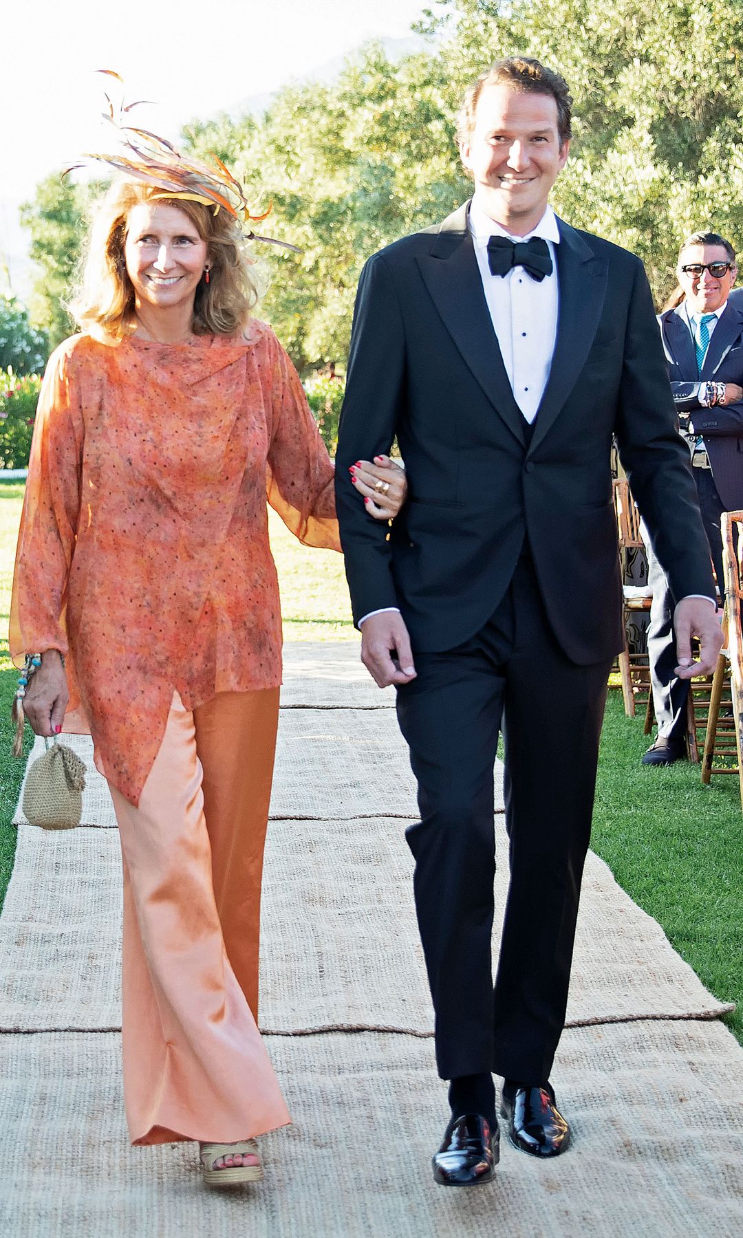 Luis con su madre, Isabel Flórez, que lució un vestido de Cortana y tocado de Vivas Carrion