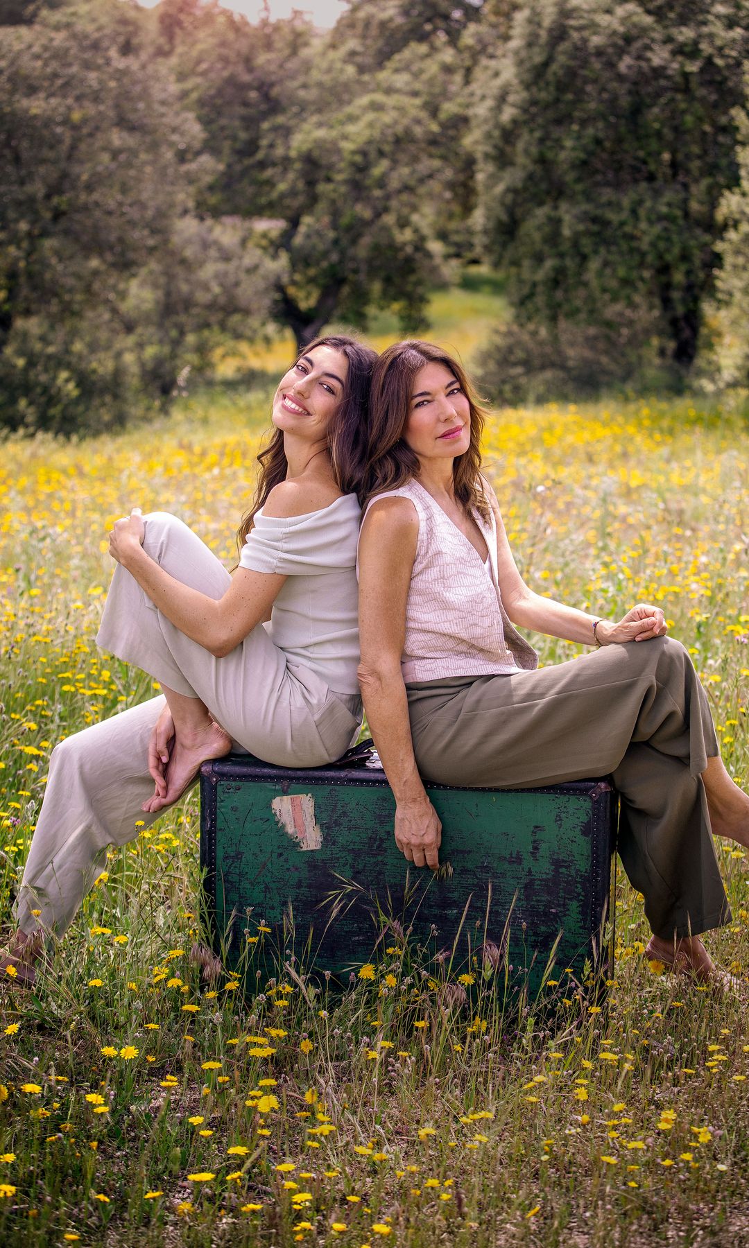 "Soy más sensible, más emotiva, y desde que soy madre, el mundo me toca el alma con más fuerza", confiesa Raquel Revuelta, que acompaña con ternura a su hija Claudia en cada detalle de la boda, transformando juntas cada momento en un recuerdo imborrable. "Me está ayudando muchísimo y estamos trabajando mano a mano en cada decisión relacionada con la boda", asegura la novia, nacida en Sevilla hace 29 años