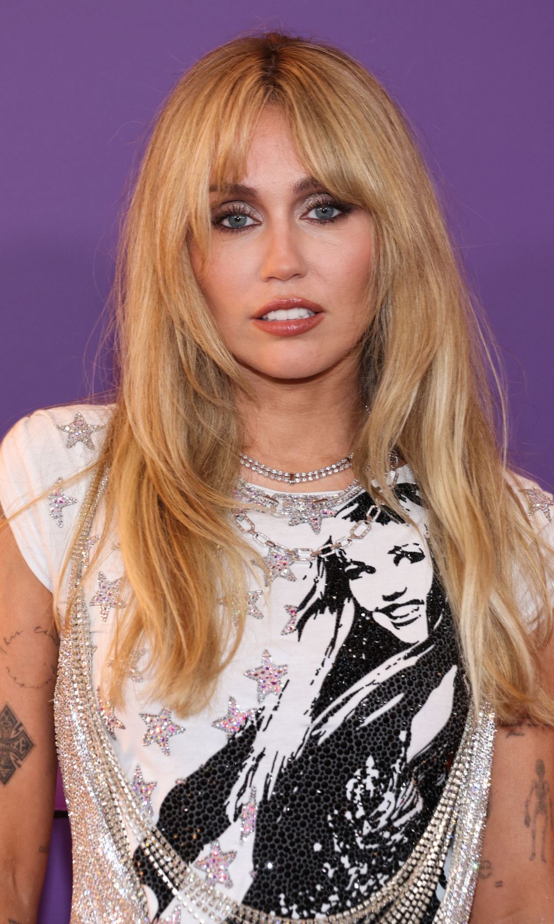 Miley Cyrus de vuelta a la mítica peluca rubia en la premiere mundial celebrada en Los Ángeles 