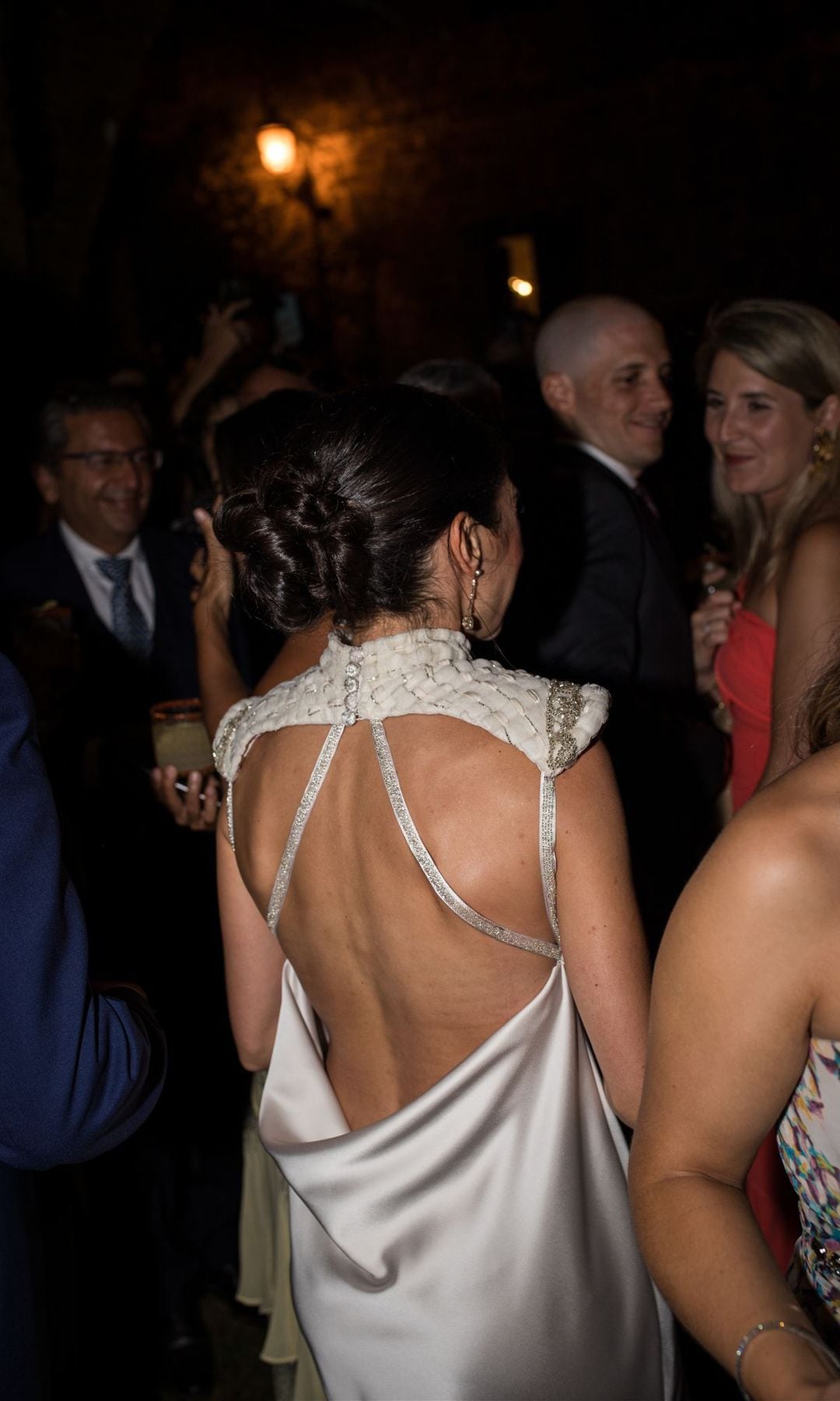 Segundo vestido de novia con escote en la espalda