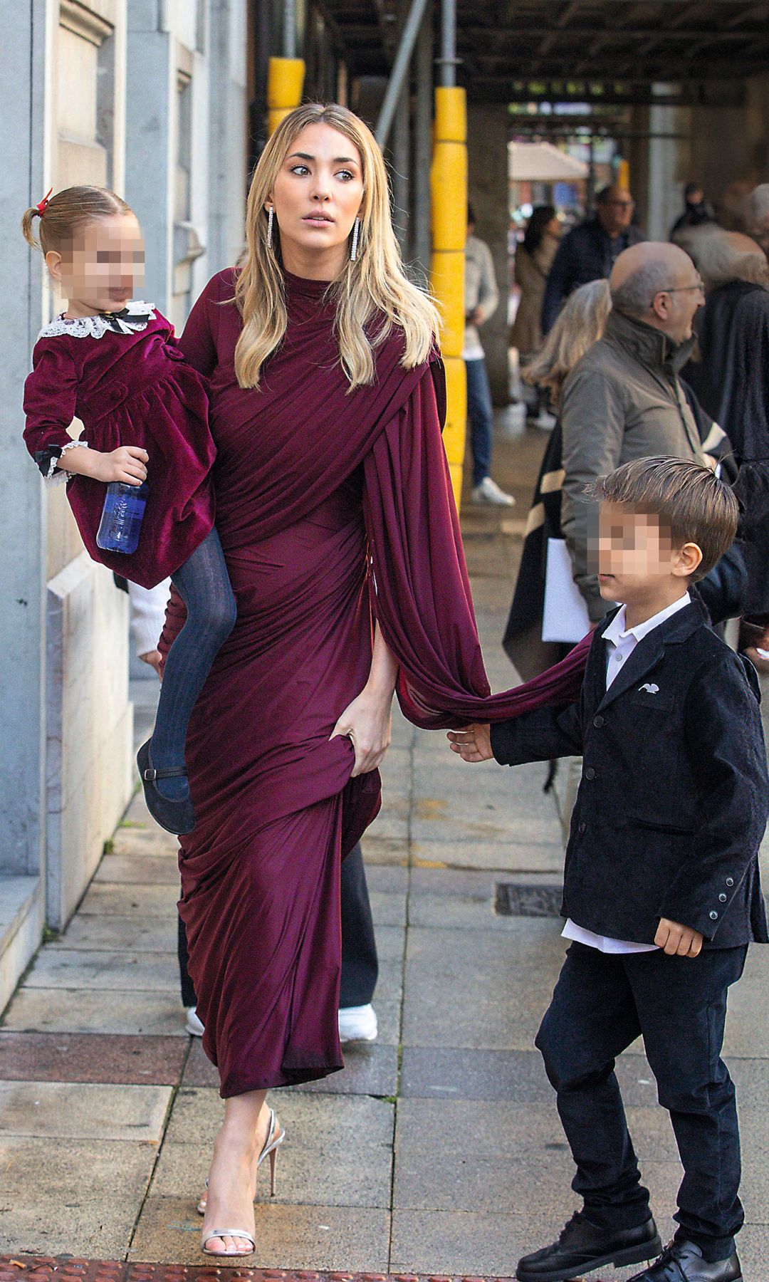 Alice Campello, con dos de sus cuatro hijos, en Oviedo, asisitiendo a la boda de la joyera Isabel Peña con Antonio Martínez-Gandía