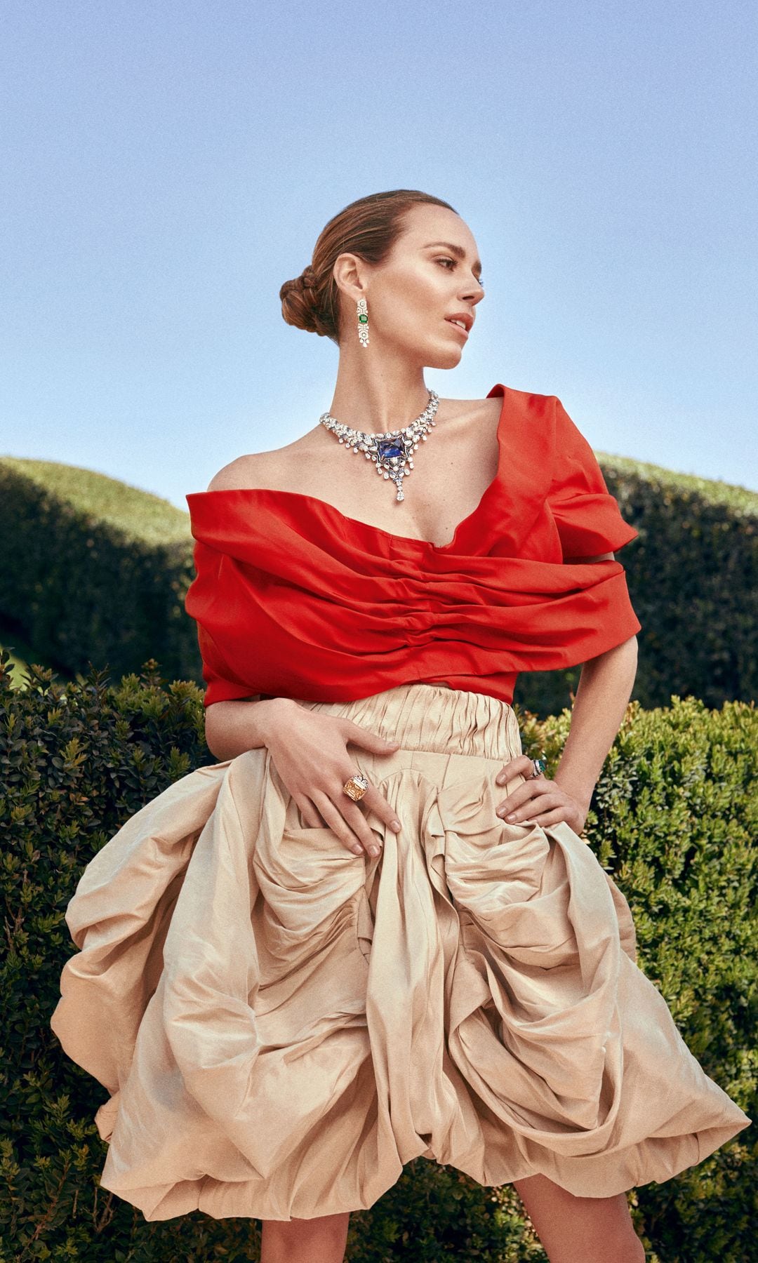 RADIANTE Y FELIZ
Claudia Osborne posa con "total look", de Louis Vuitton; collar en oro blanco con zafiros y diamantes; pendientes en platino con esmeraldas y diamantes, y anillo en platino con un diamante fancy y pavé de diamantes, todos Le Magnifique de la colección Polychroma, y en la mano izquierda, anillo Le Magnifique en oro blanco con esmeralda octogonal, esmeraldas, zafiros y diamantes. Todo de alta joyería de Bvlgari.