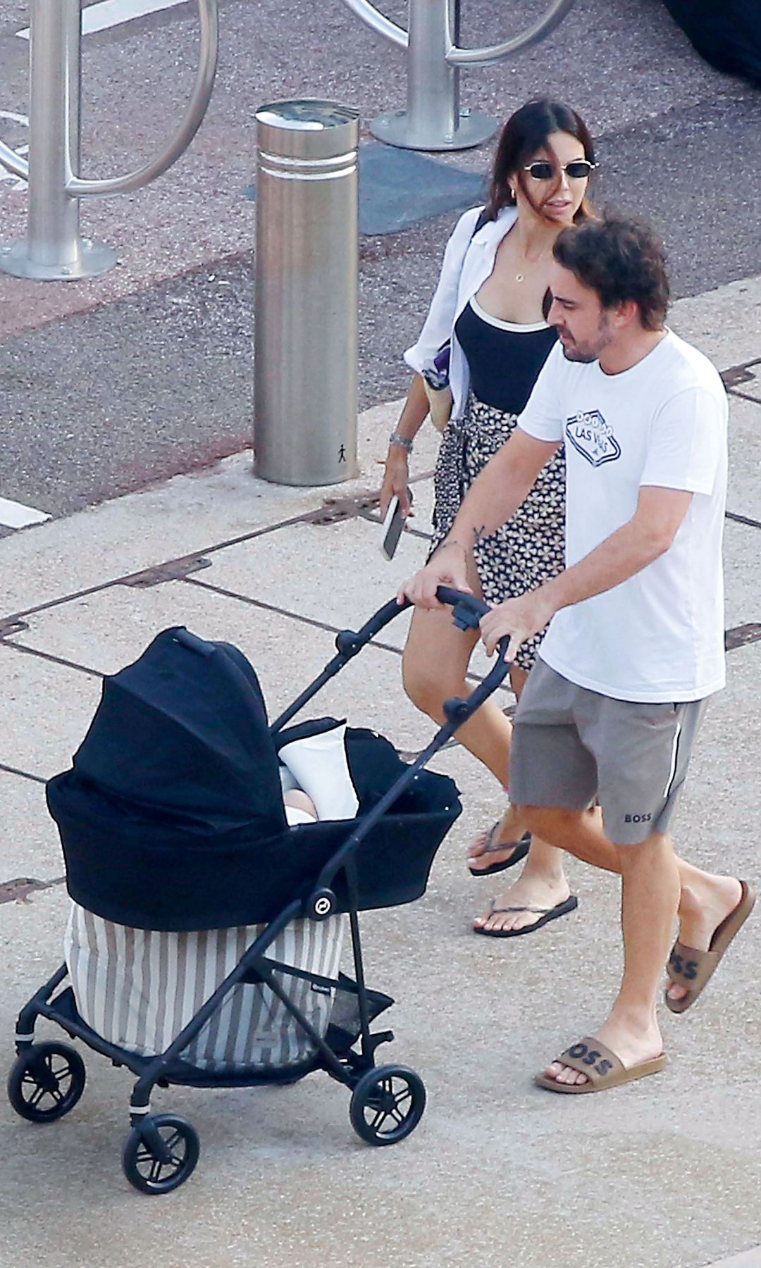 Fernando Alonso con Leonard en el interior del carrito