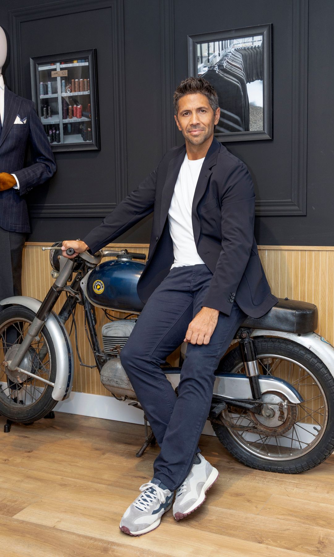 Fernando Verdasco montado en una moto