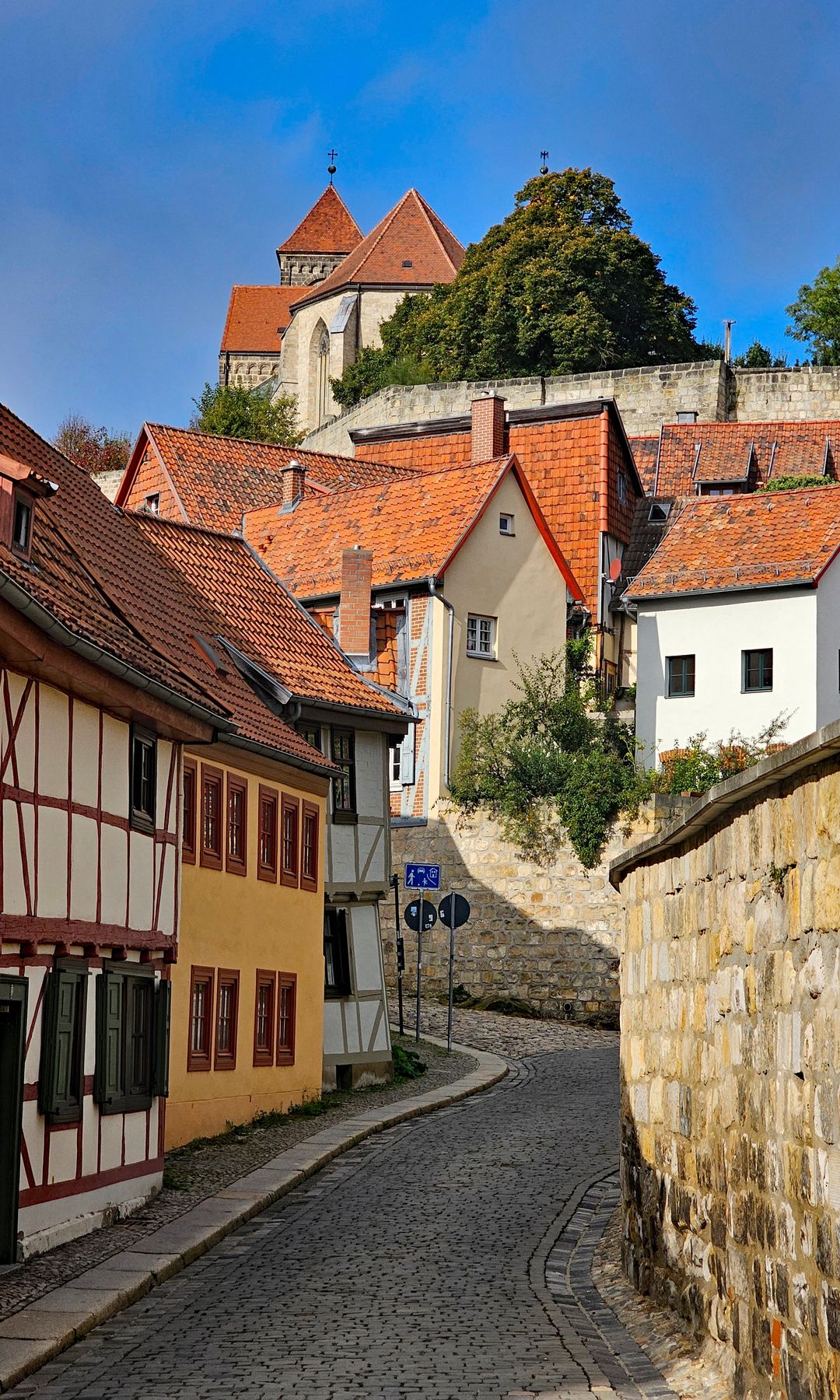 Quedlinburg, la ciudad medieval de Alemania con más casas de cuento repletas de entramados de madera.