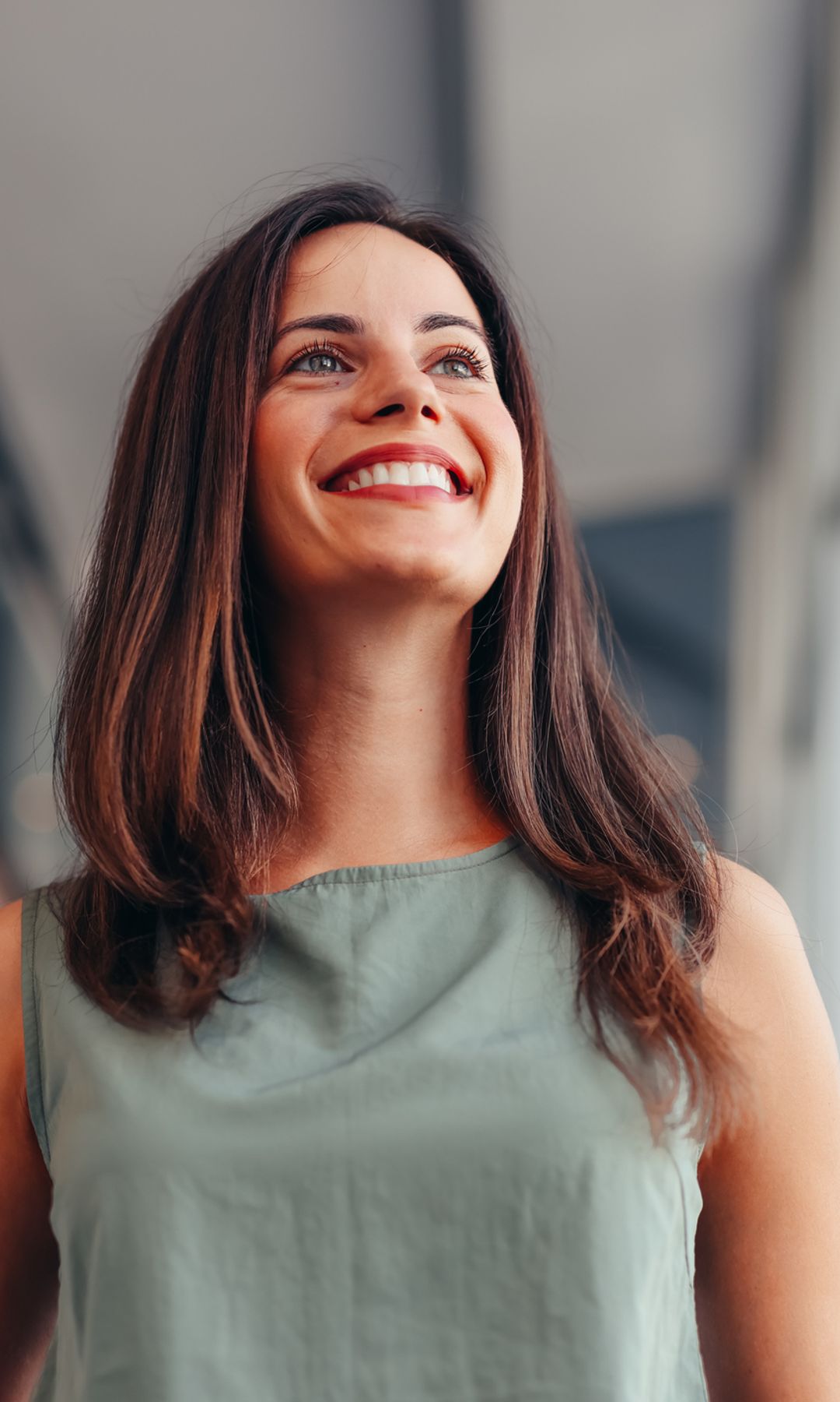 Mujer de negocios sonriendo educada 