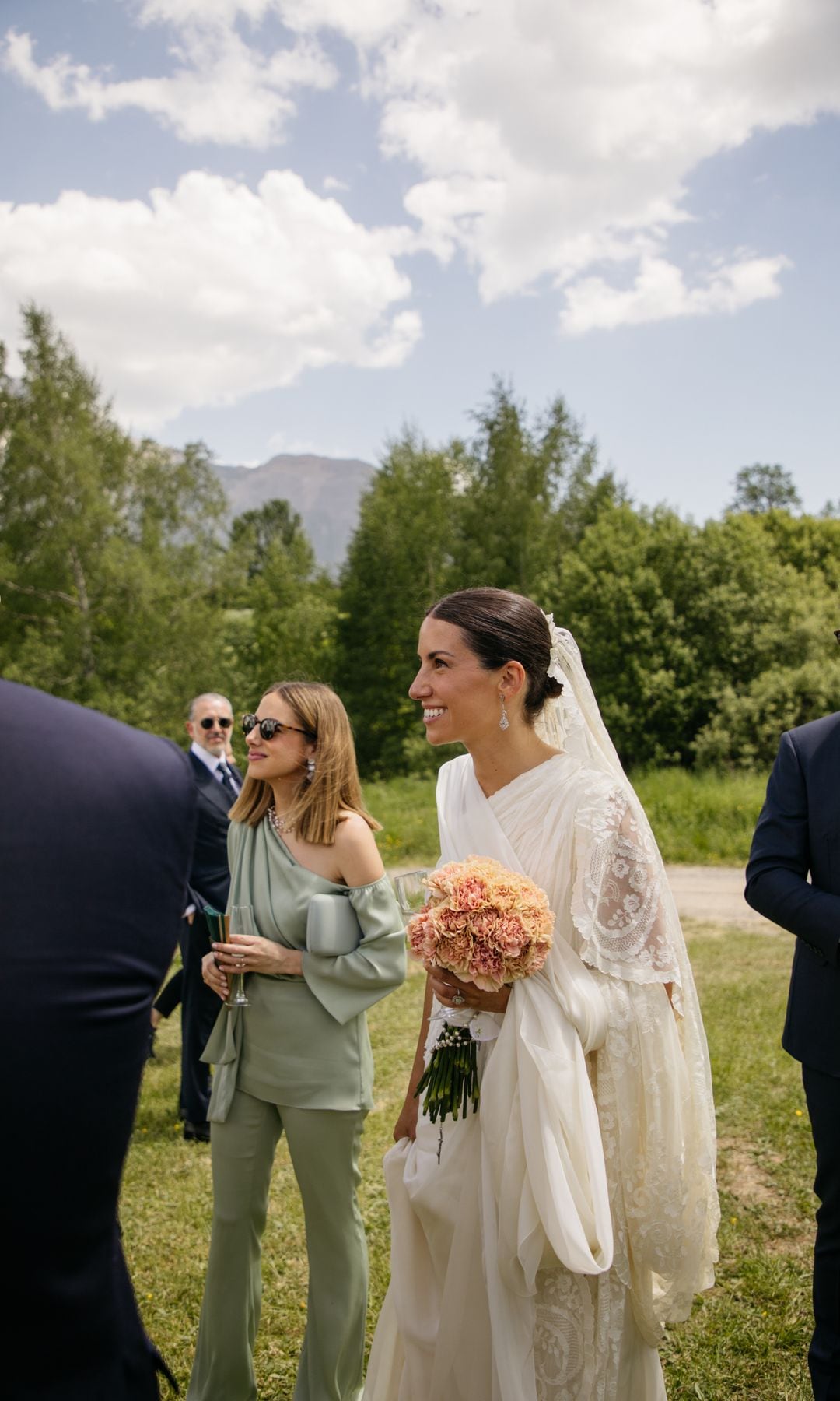 Look de novia Laspiur Atelier con mantilla