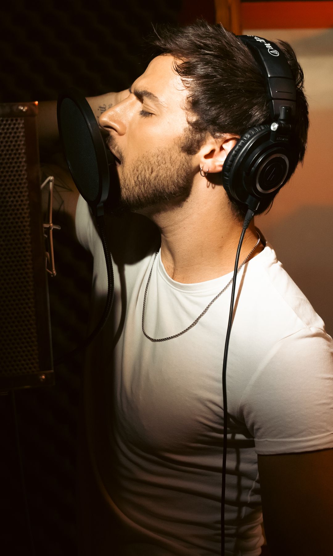 Lucas Curotto estrena nueva era musical conectando con su pasado
