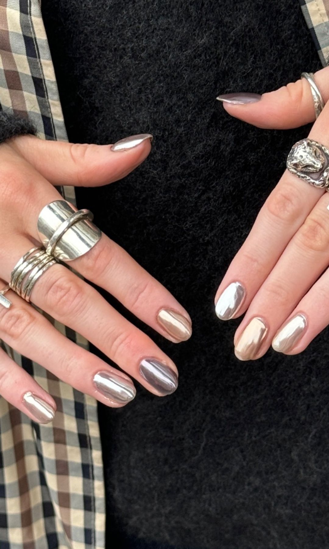 Manicura multicolor con diferentes tonos metalizados 