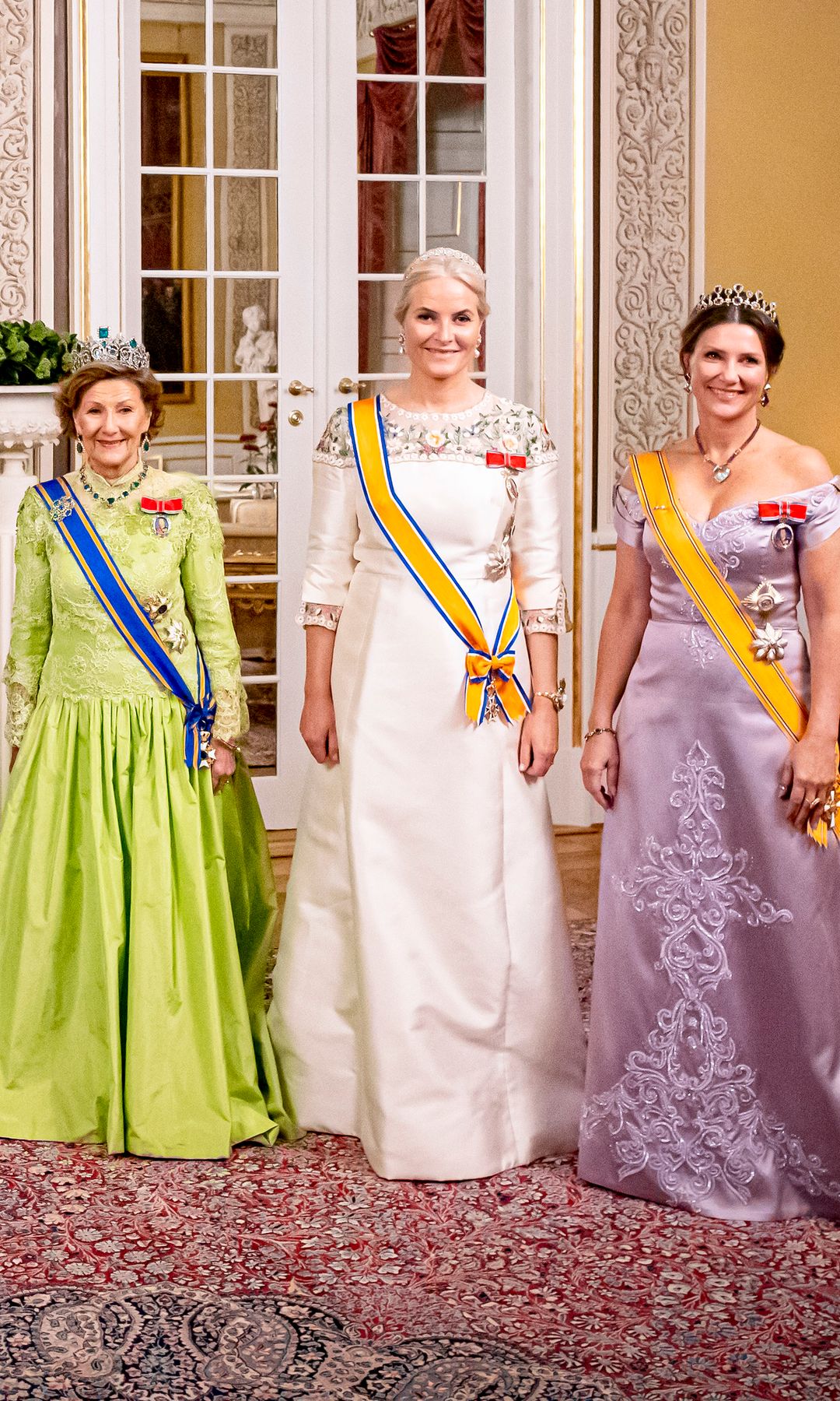 La reina Sonia de Noruega con las princesa Mette-Marit y Marta Luisa durante una cena de Estado en el palacio Real de Oslo