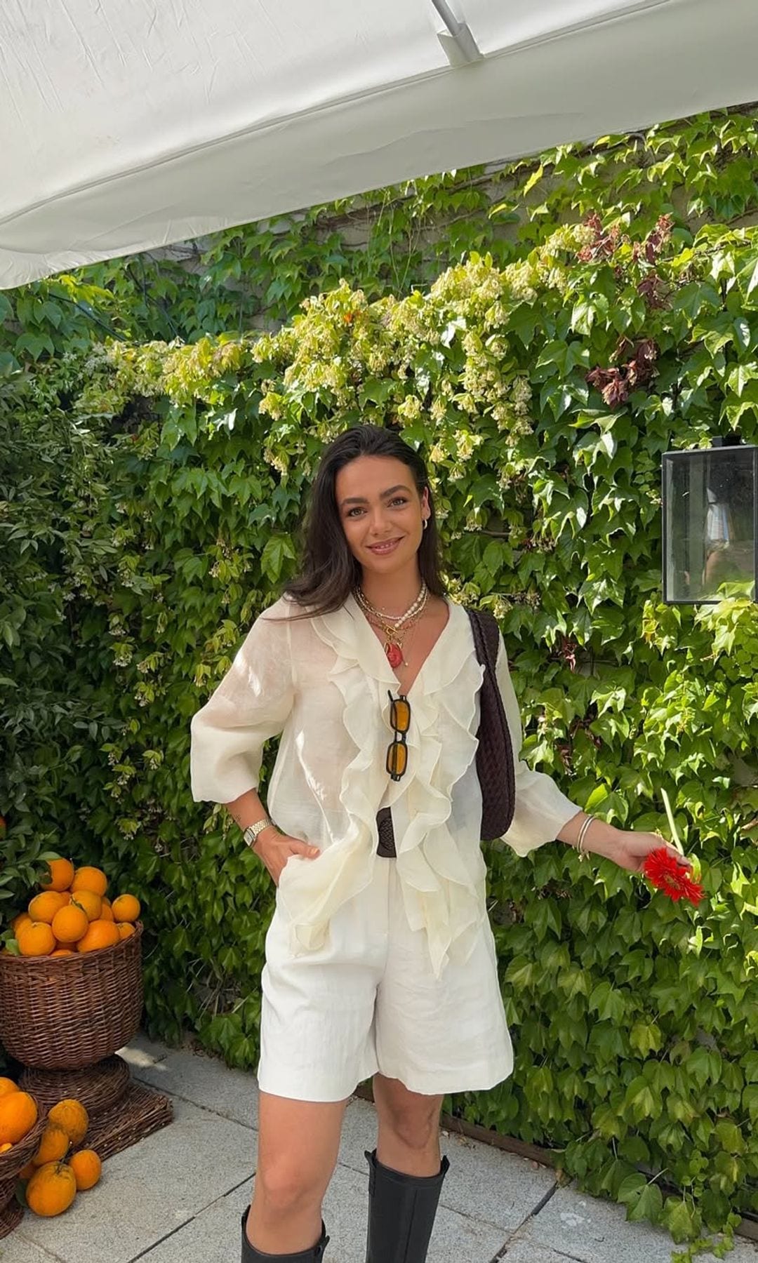bermudas blancas y blusa de volantes
