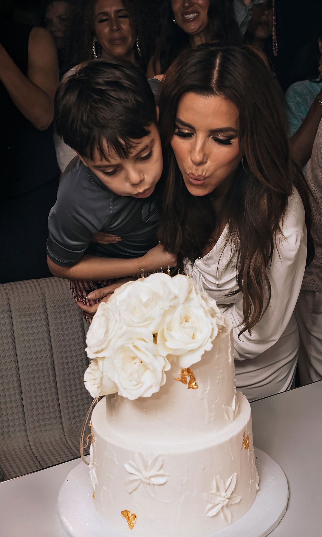 Eva Longoria soplando las velas con su hijo