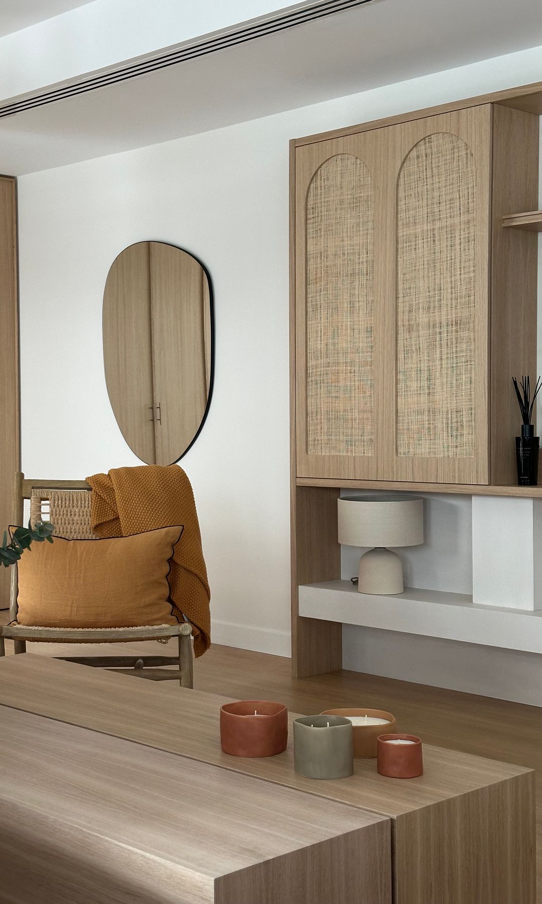 Rincón del salón con mobiliario a medida