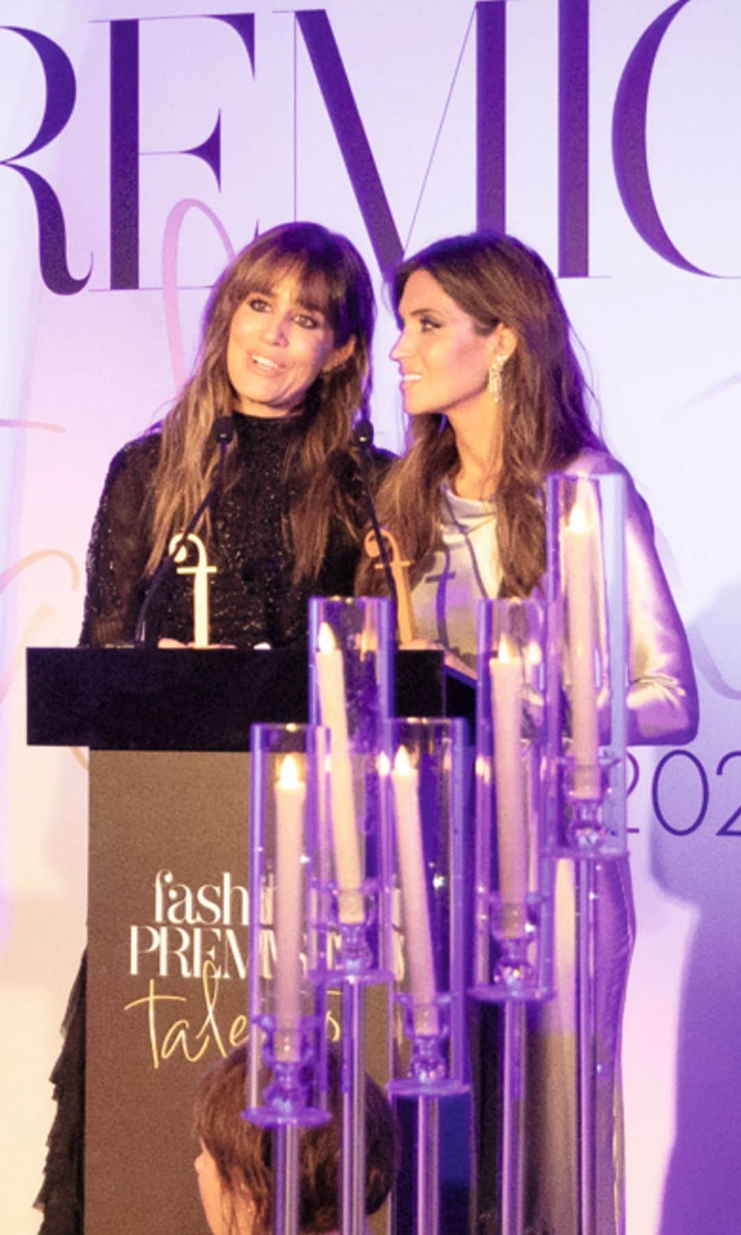 Sara e Isabel agradeciendo el premio