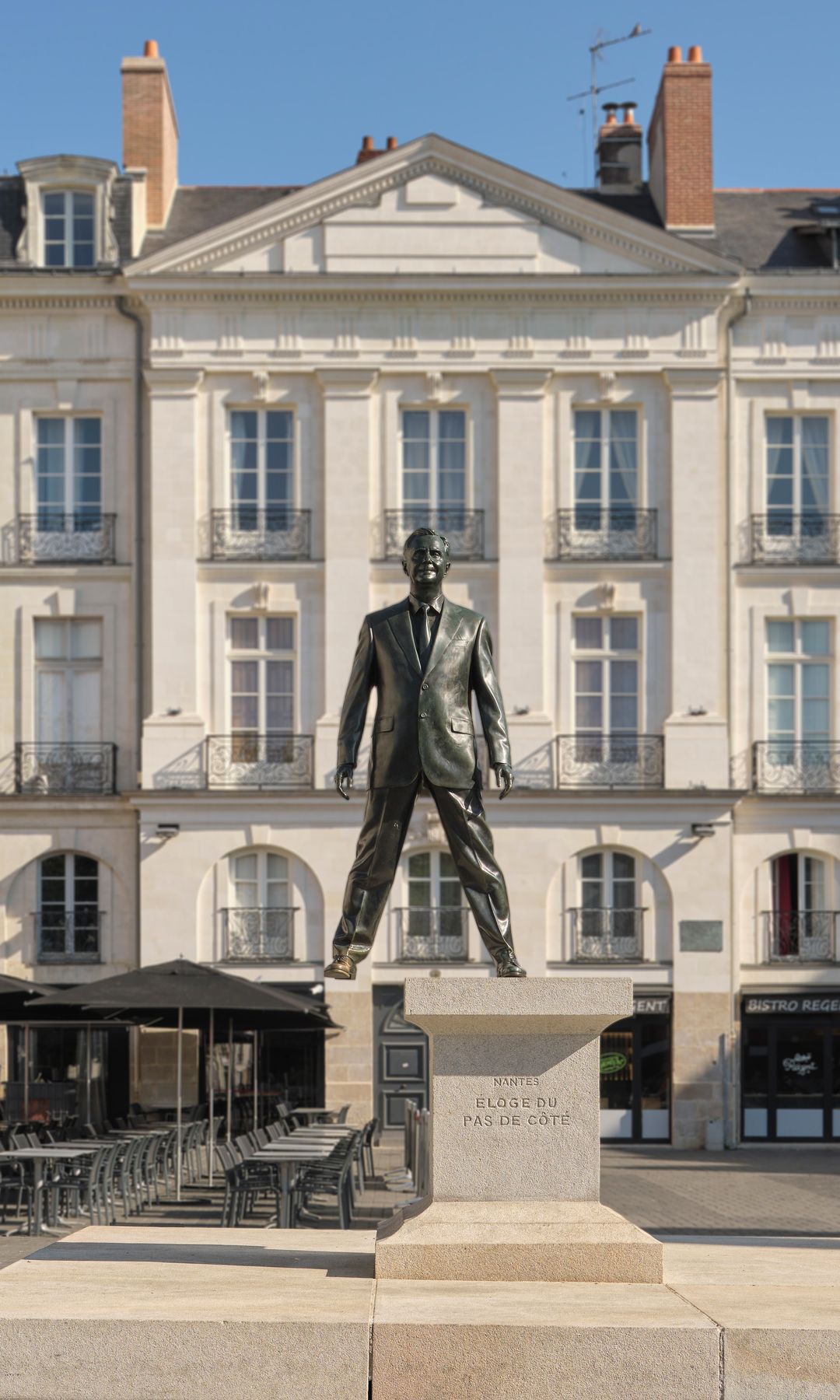 La obra de Philippe Ramette, 'Éloge du pas de côté' se encuentra en la Place du Bouffay y es una de las obras más emblemáticas de la ciudad de Nantes.