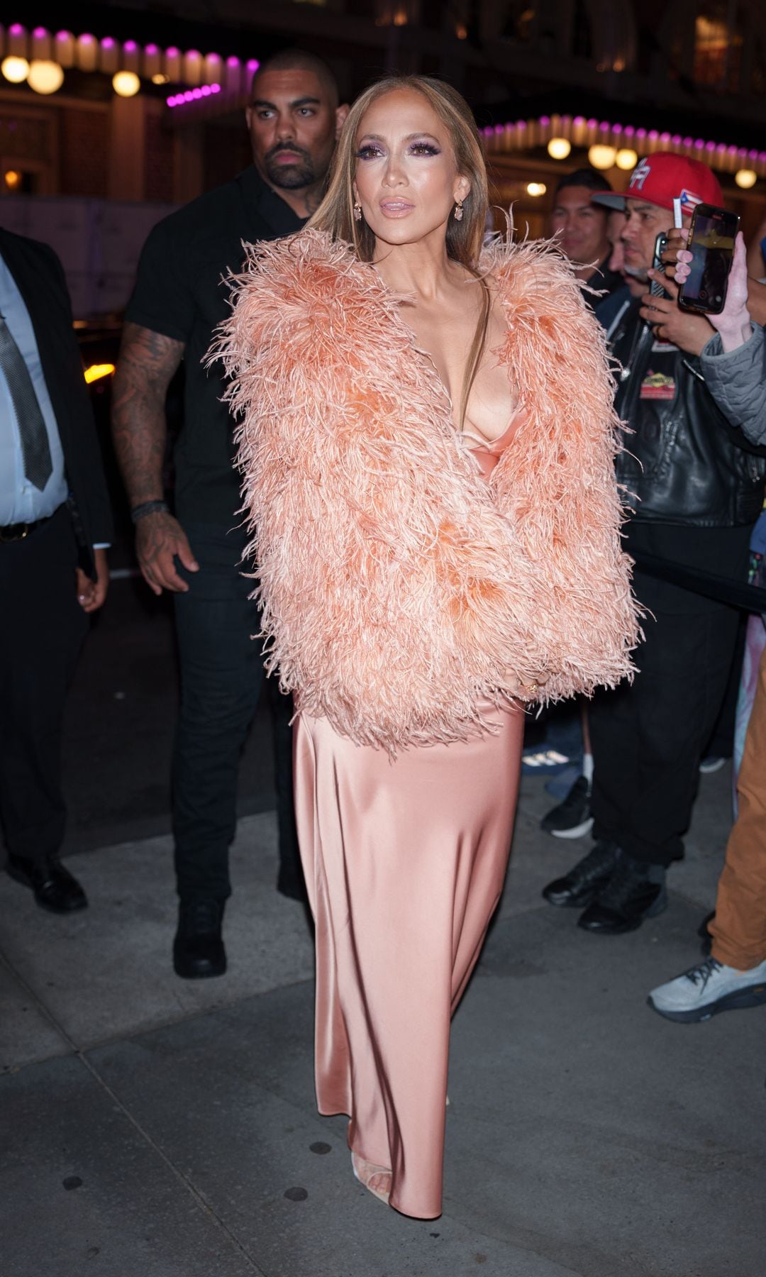 Jennifer Lopez eligió un look en color durazno para su paso por Nueva York.