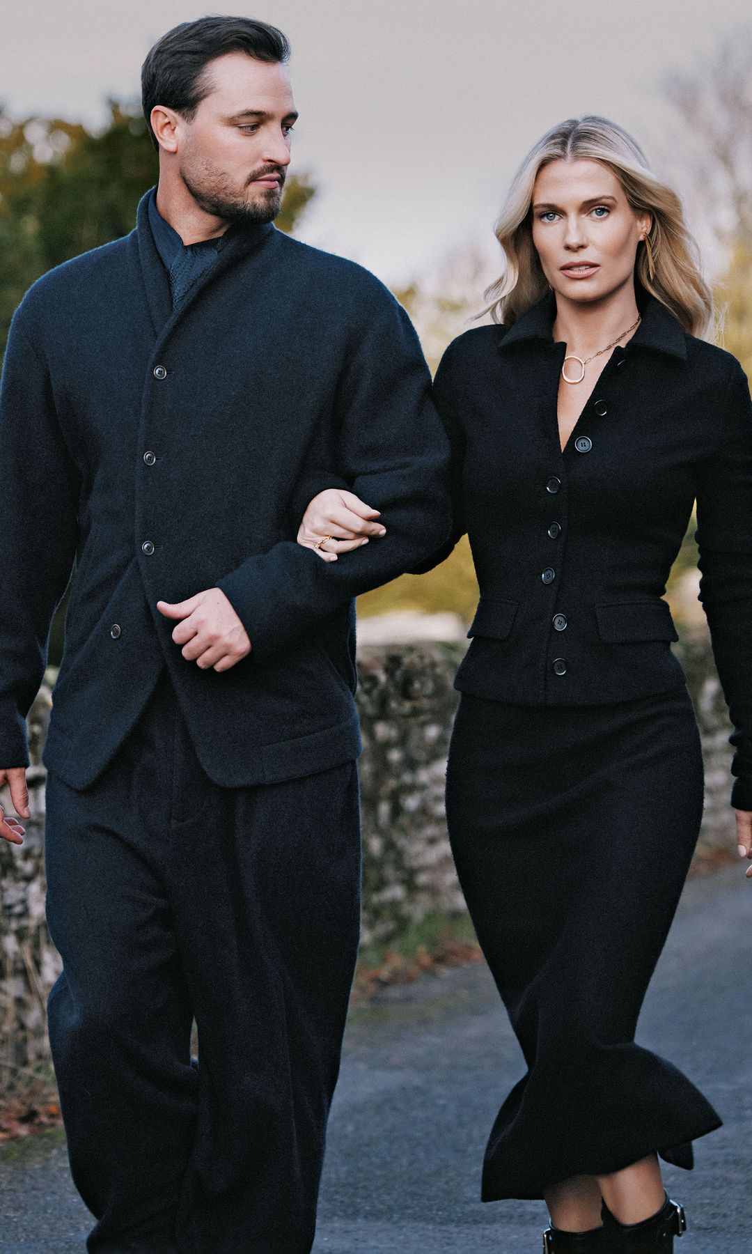  Otra imagen de la pareja, que aún no ha decidido el destino en el que celebrará su boda. “Nunca he estado en el lago de Como, pero me parece espectacular”, confiesa la hija del conde Spencer, que la próxima primavera o verano lanzará su propia marca de vinos junto a su futuro marido. “Lo hemos desarrollado con calma y mucho cariño”, explican