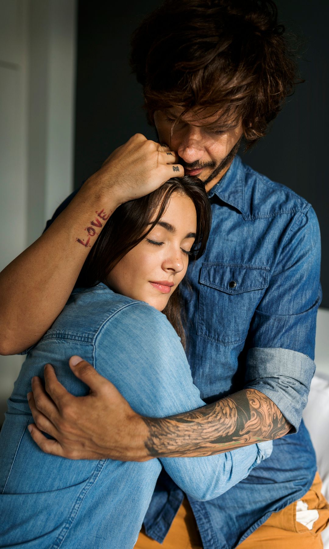 pareja abrazo