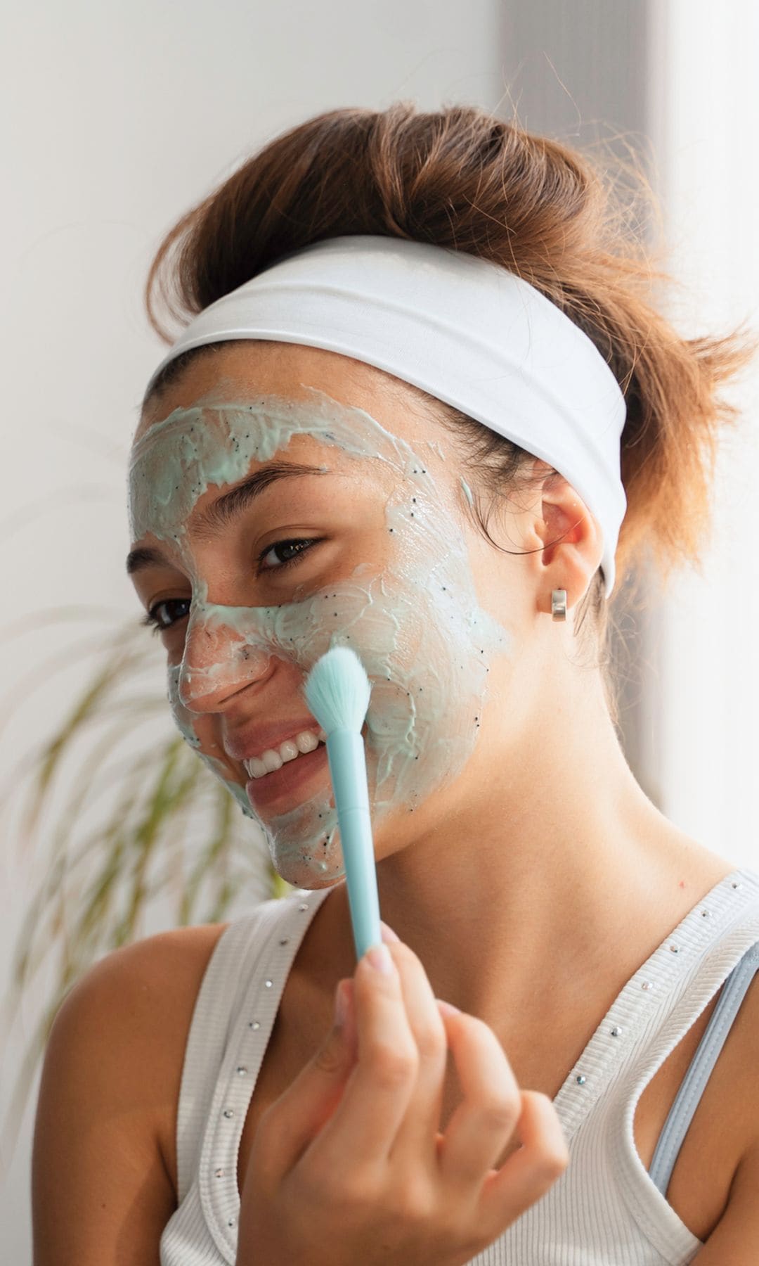 Mujer con mascarilla facial