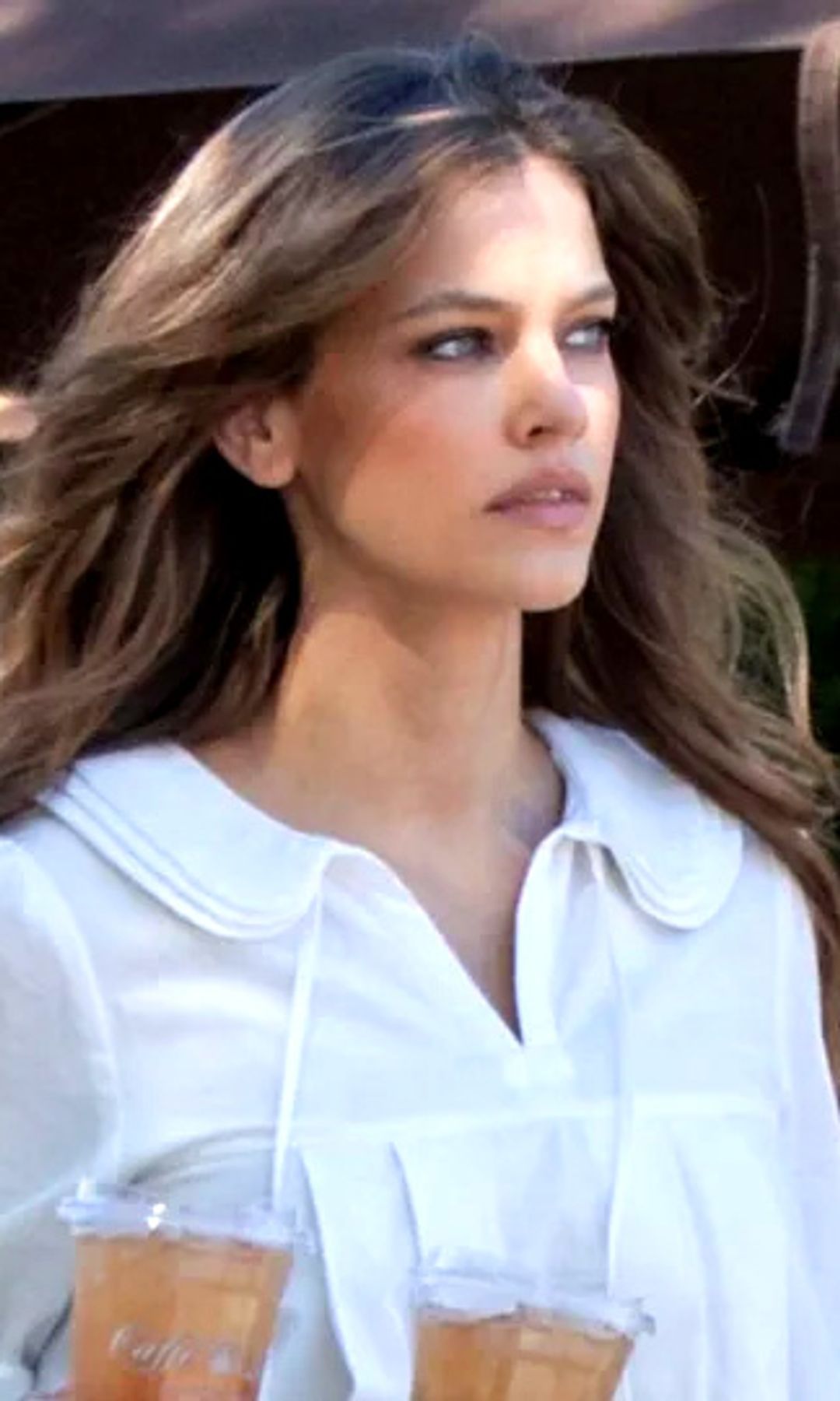 Barbara Palvin vuelve a desfilar para Victoria's Secret tras dar a luz y calienta motores con un look de minivestido blanco y botas altas