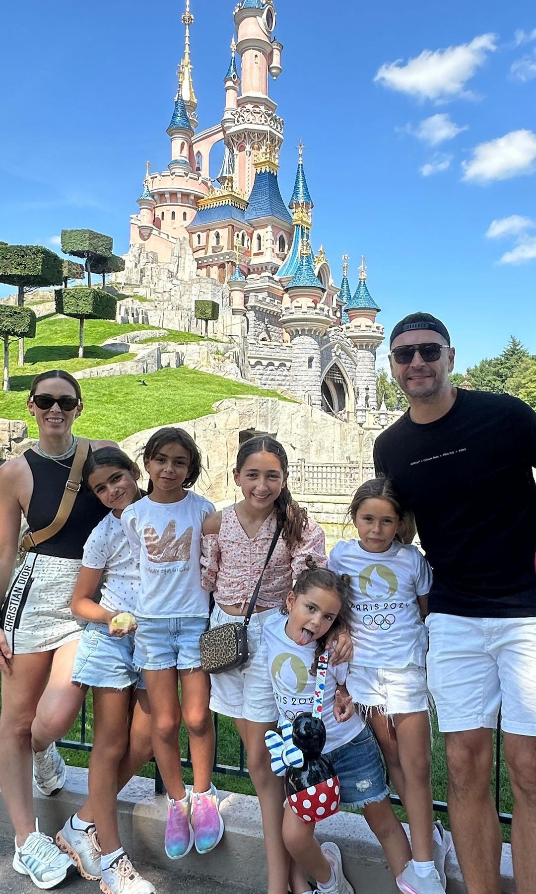 Jacky Bracamontes y Martín Fuentes con sus hijas en Disneyland París