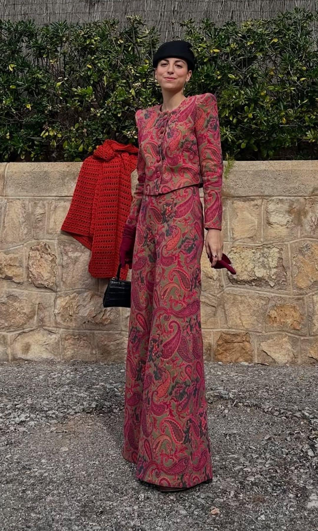 Diseñadora con total look de invitada