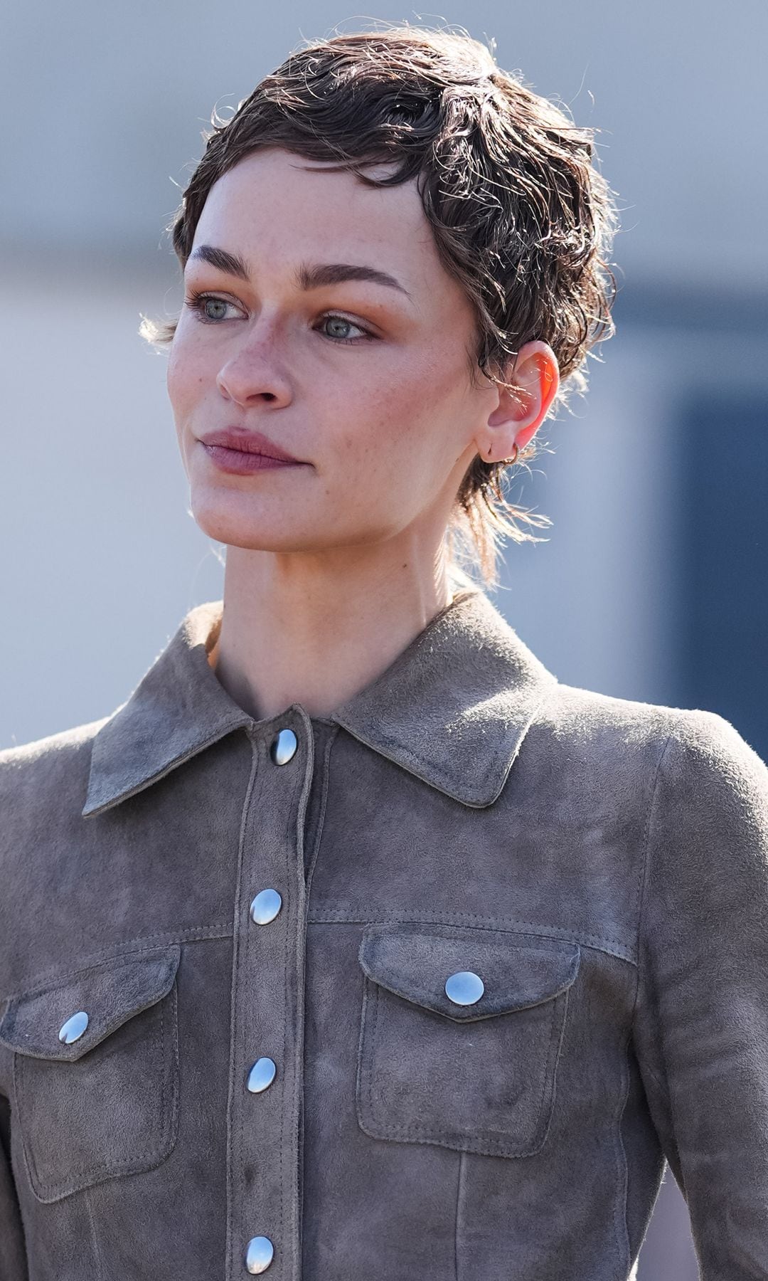 Mujer con pelo corto