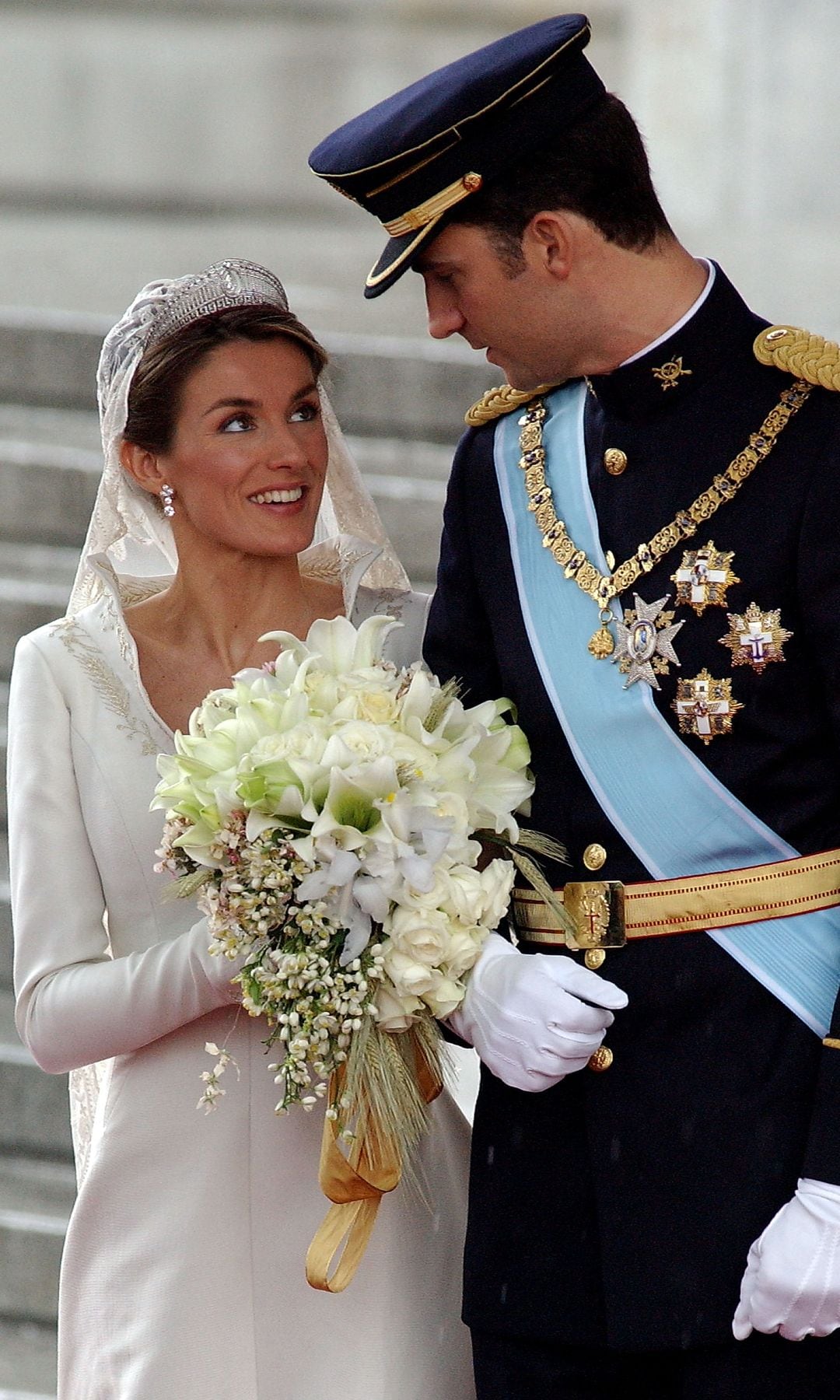 Plano medio de Felipe VI y doña Letizia el día de su boda mirándose