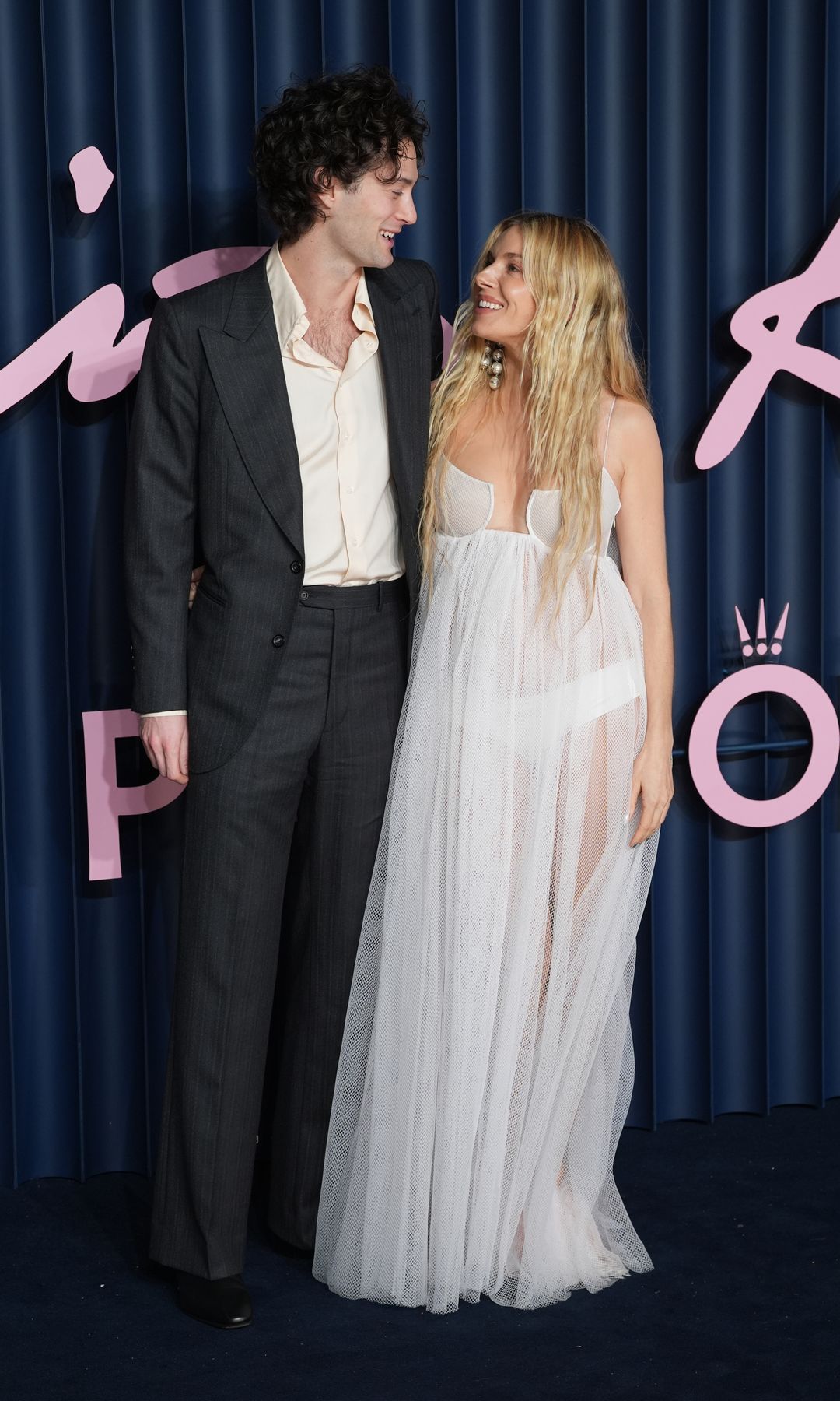 Oli Green y Sienna Miller en los Fashion Awards 2025