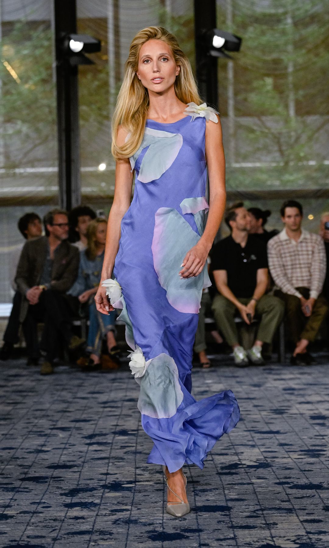 Olympia de Grecia, de princesa a modelo: desfila en Nueva York con un vestido lila y se convierte en una de las protagonistas de la Fashion Week